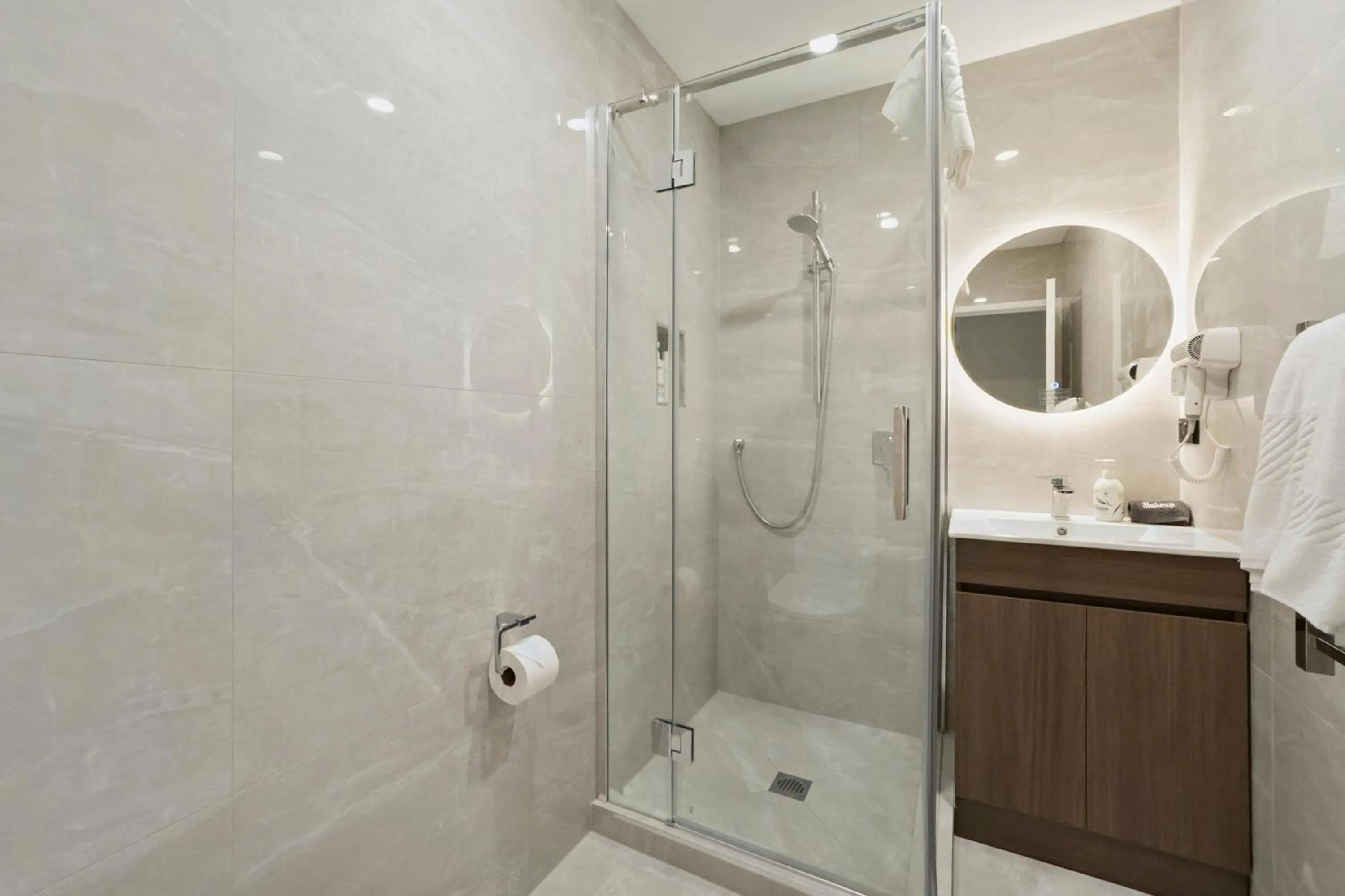Shower in Sai Motels - Greenlane Auckland
