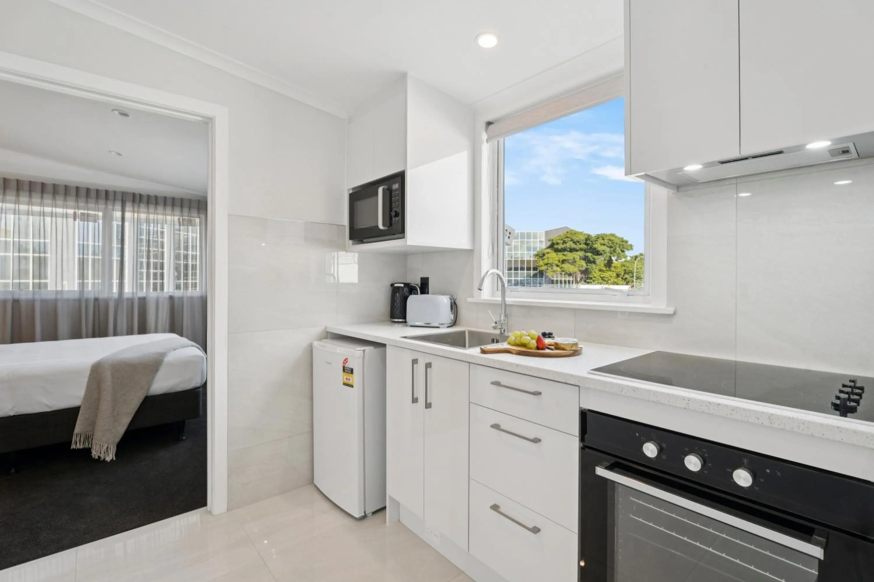 microwave, Bed in Sai Motels - Greenlane Auckland