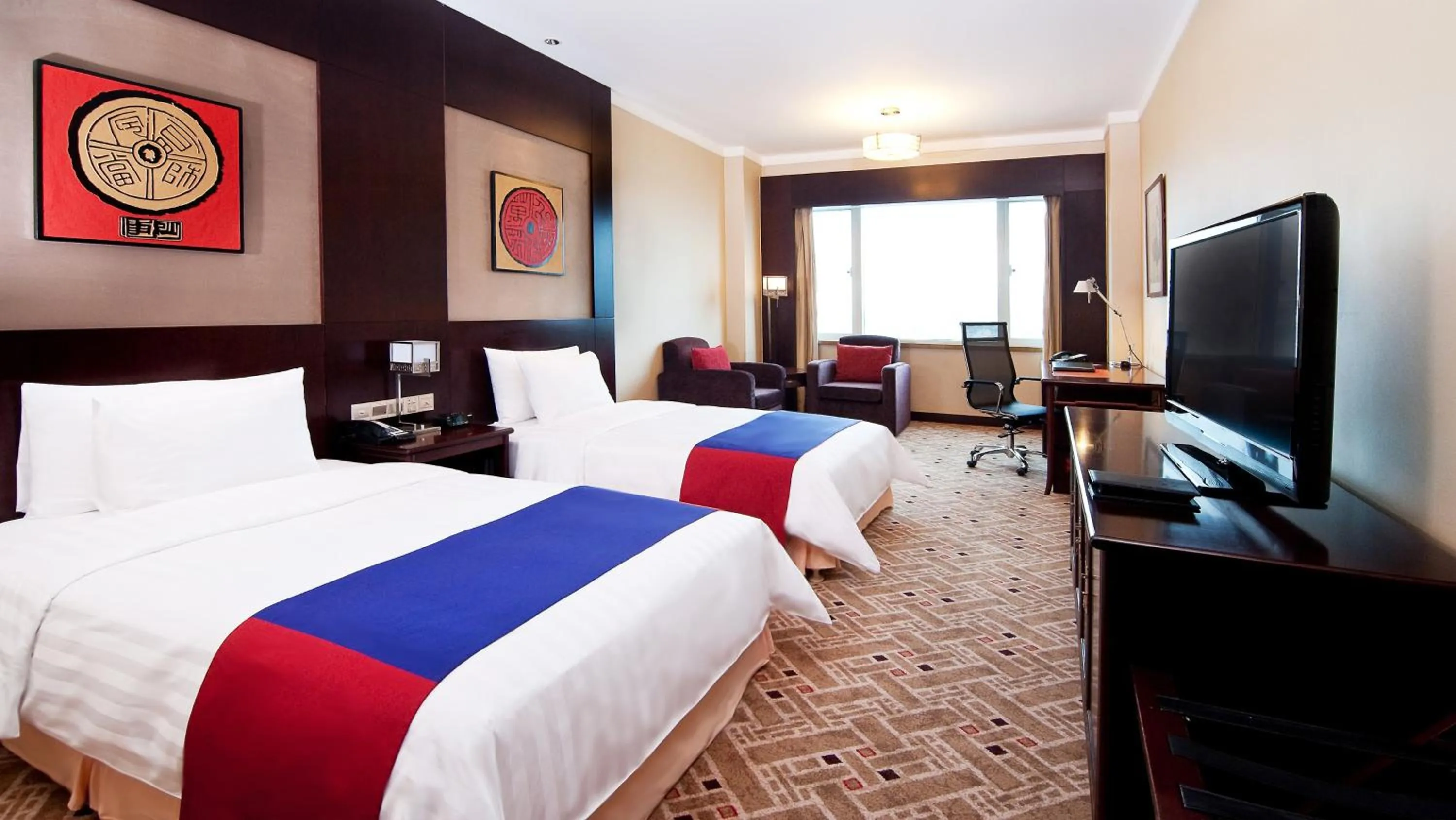 Photo of the whole room, TV/Entertainment Center in Crowne Plaza Shanghai Pudong