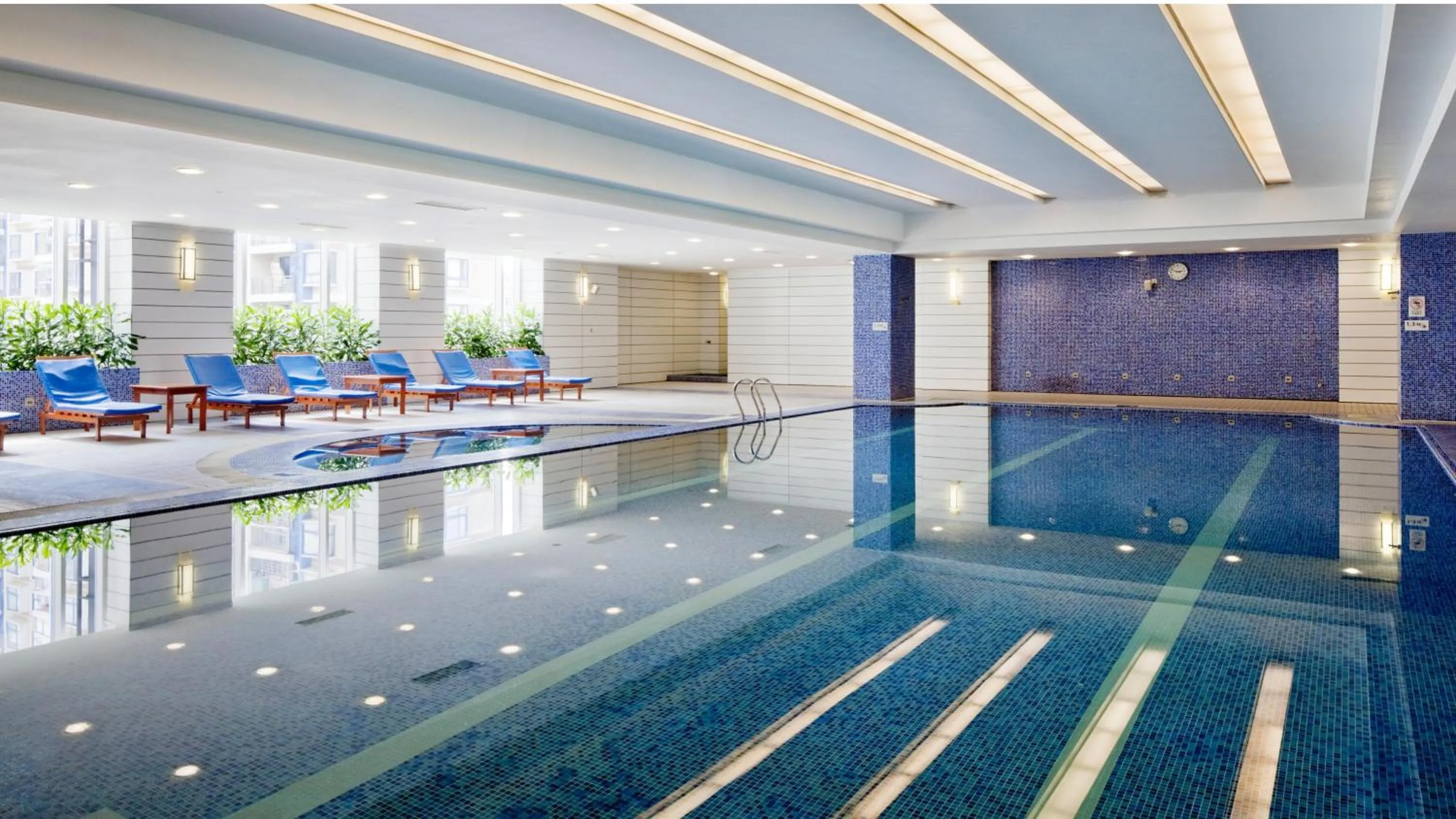 Swimming Pool in Crowne Plaza Shanghai Pudong