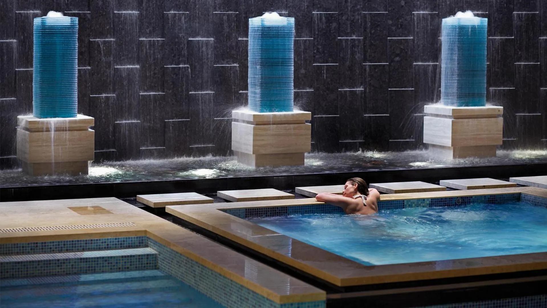 Swimming pool in Lake View Hotel