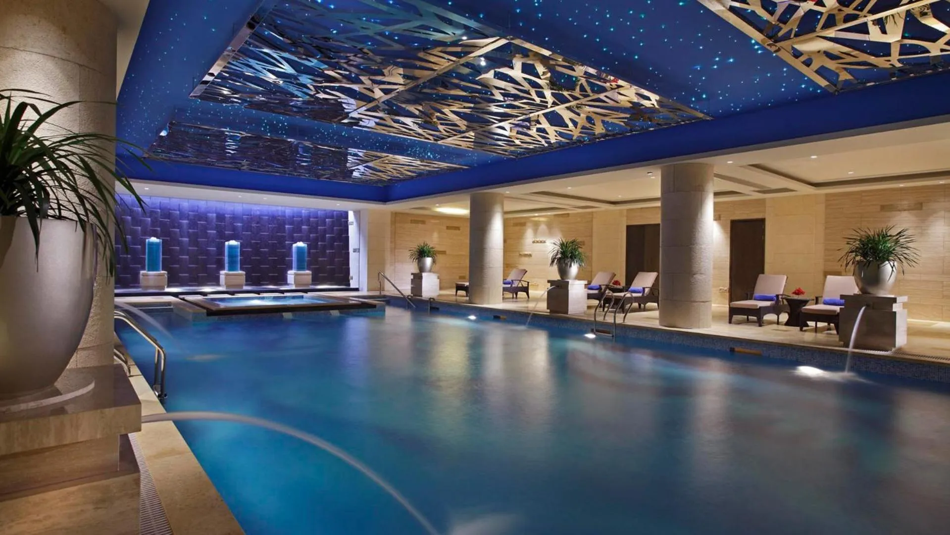 Swimming pool in Lake View Hotel