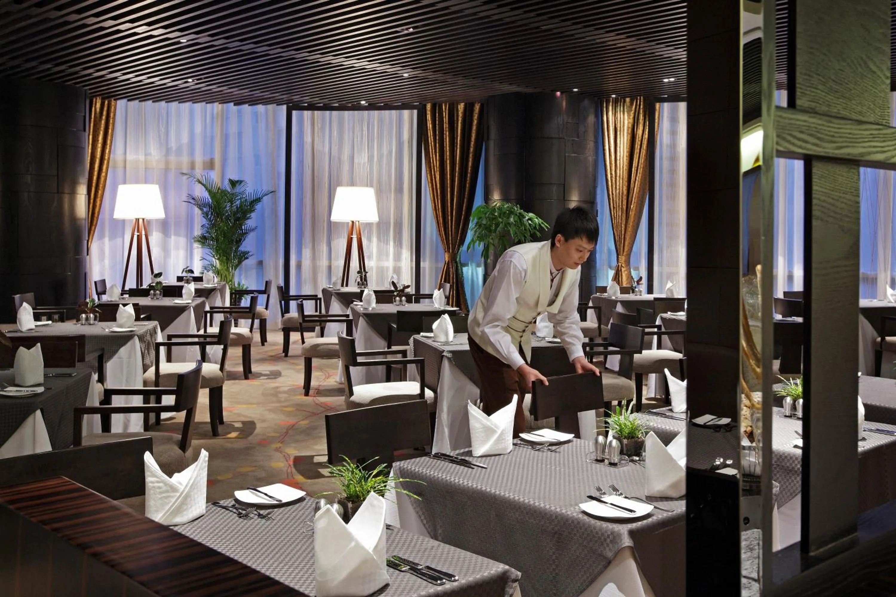 Restaurant/places to eat in Lake View Hotel