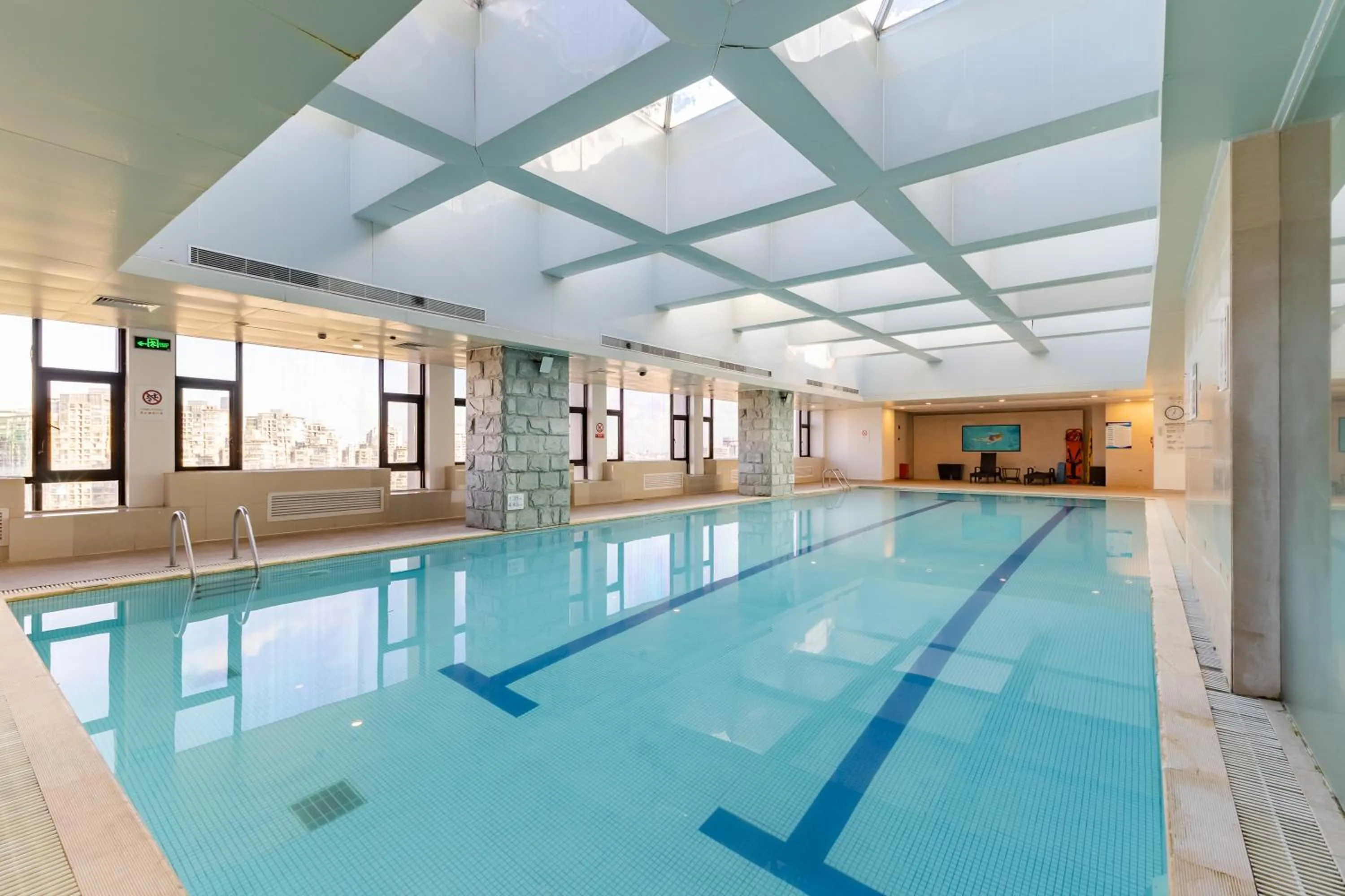 Swimming pool in Holiday Inn Shanghai Vista Near Jing'an Temple