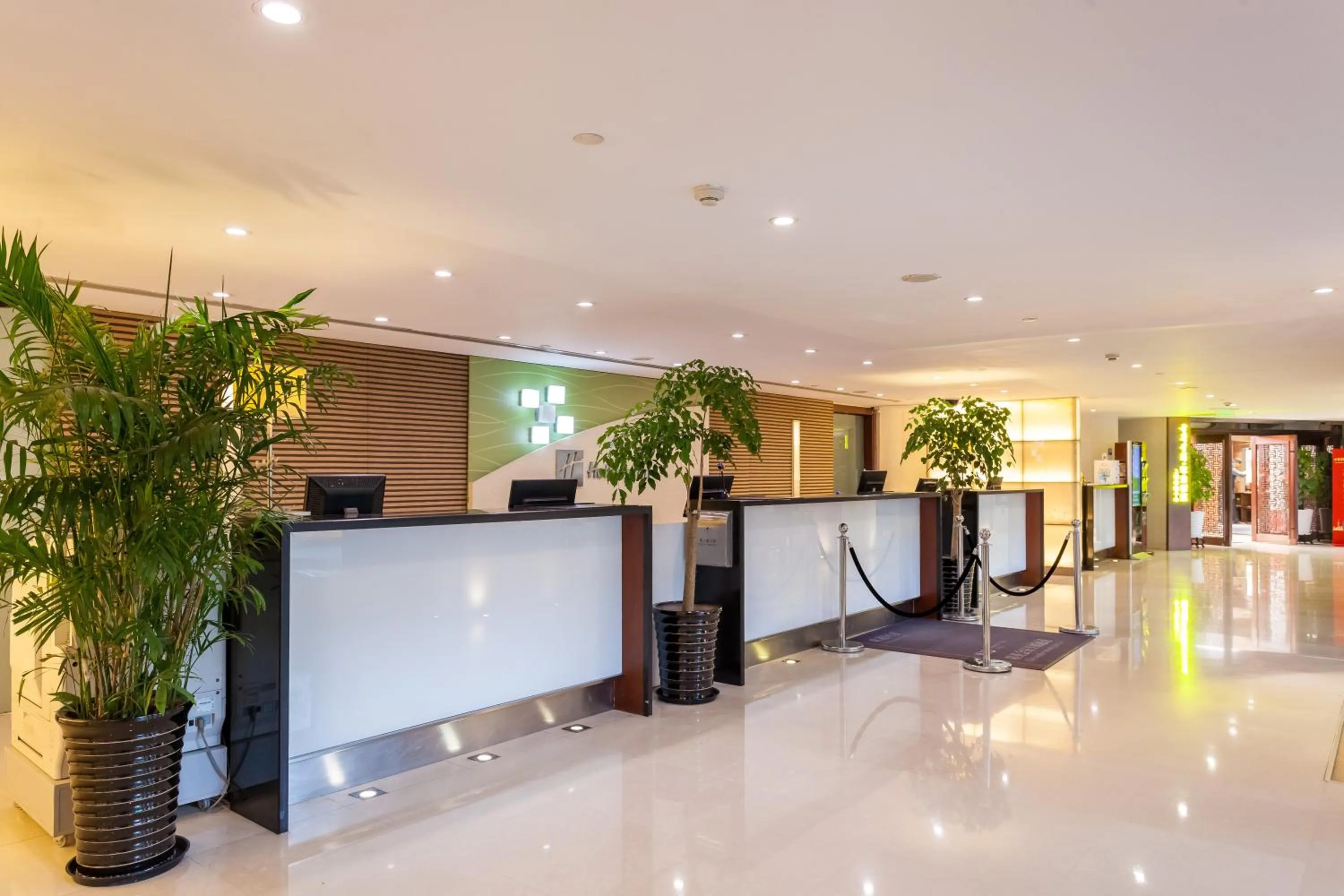 Property building in Holiday Inn Shanghai Vista Near Jing'an Temple