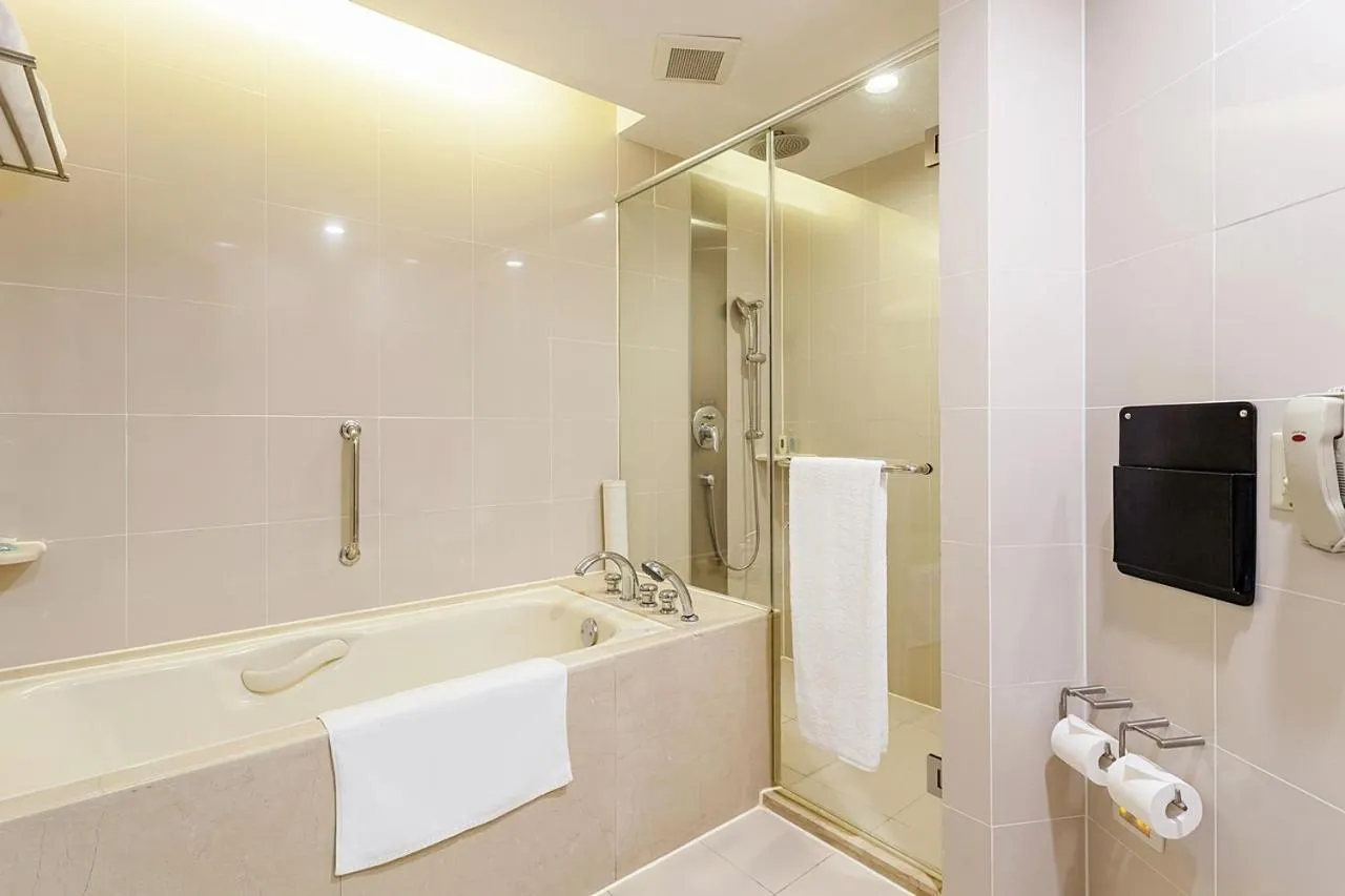 Bathroom in Holiday Inn Shanghai Vista Near Jing'an Temple
