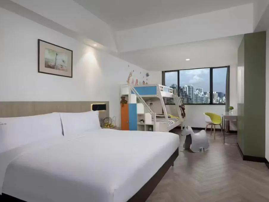 Photo of the whole room, Bed in Holiday Inn Shanghai Vista Near Jing'an Temple