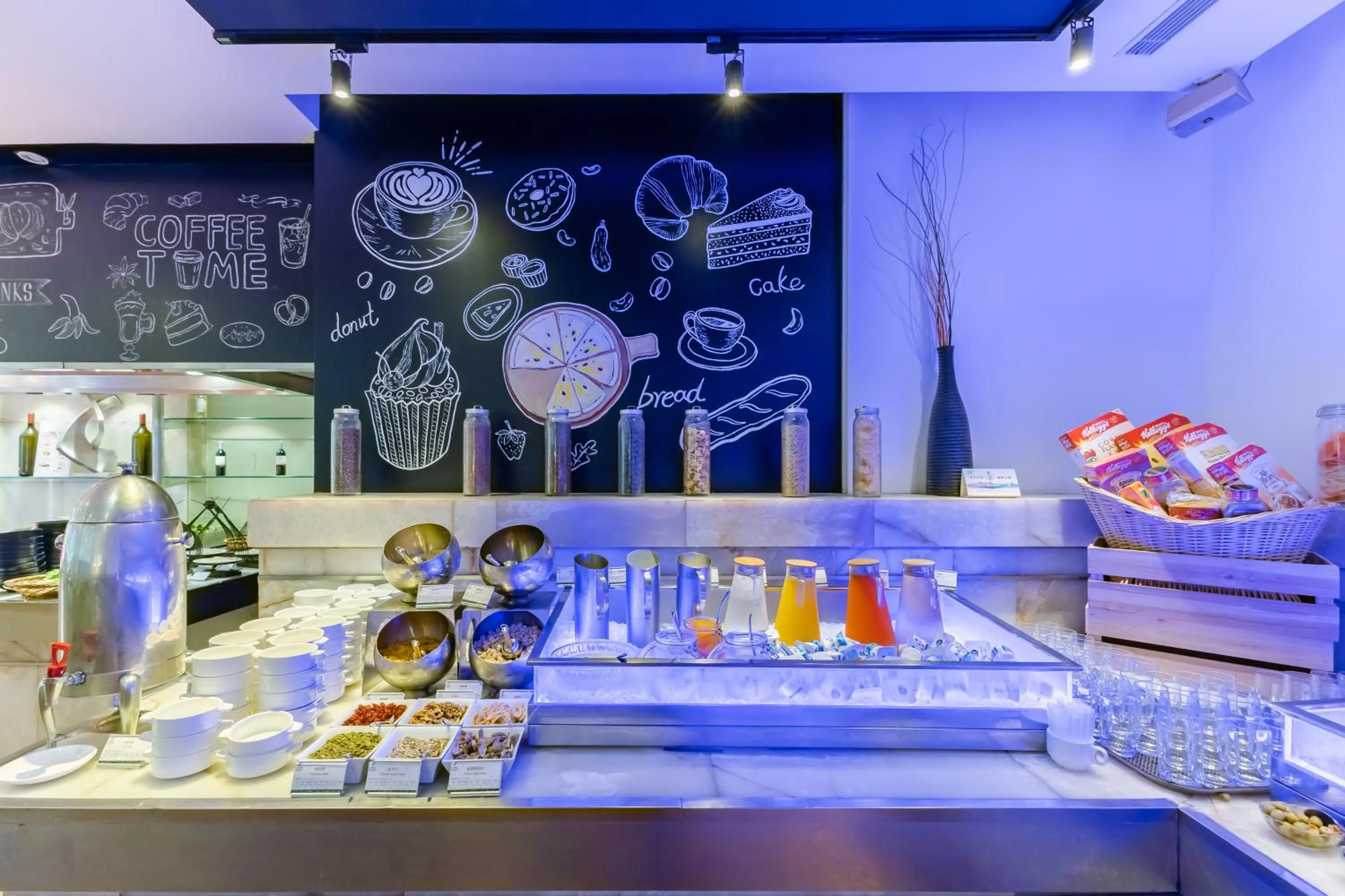 Breakfast in Holiday Inn Shanghai Vista Near Jing'an Temple