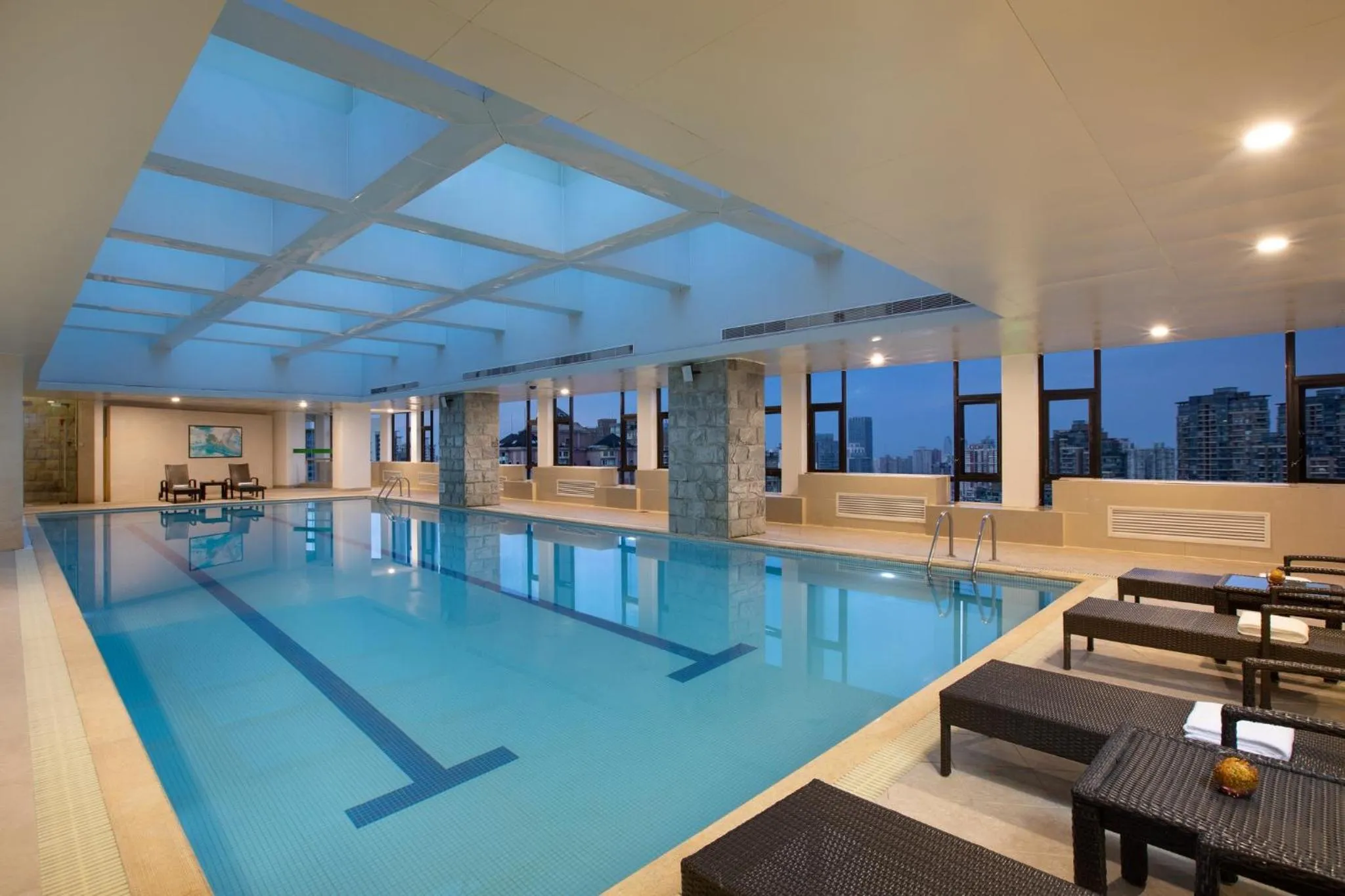 Swimming pool in Holiday Inn Shanghai Vista Near Jing'an Temple