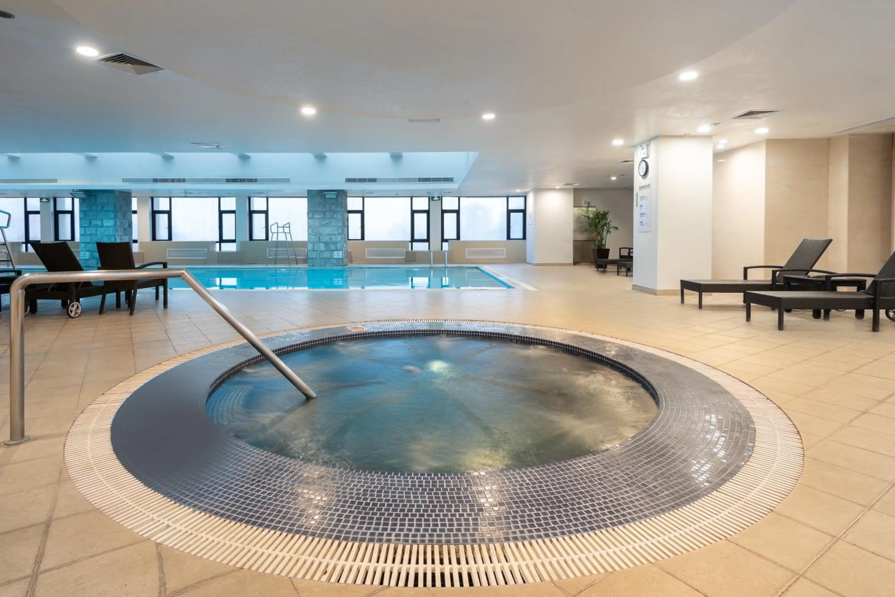Swimming pool in Holiday Inn Shanghai Vista Near Jing'an Temple