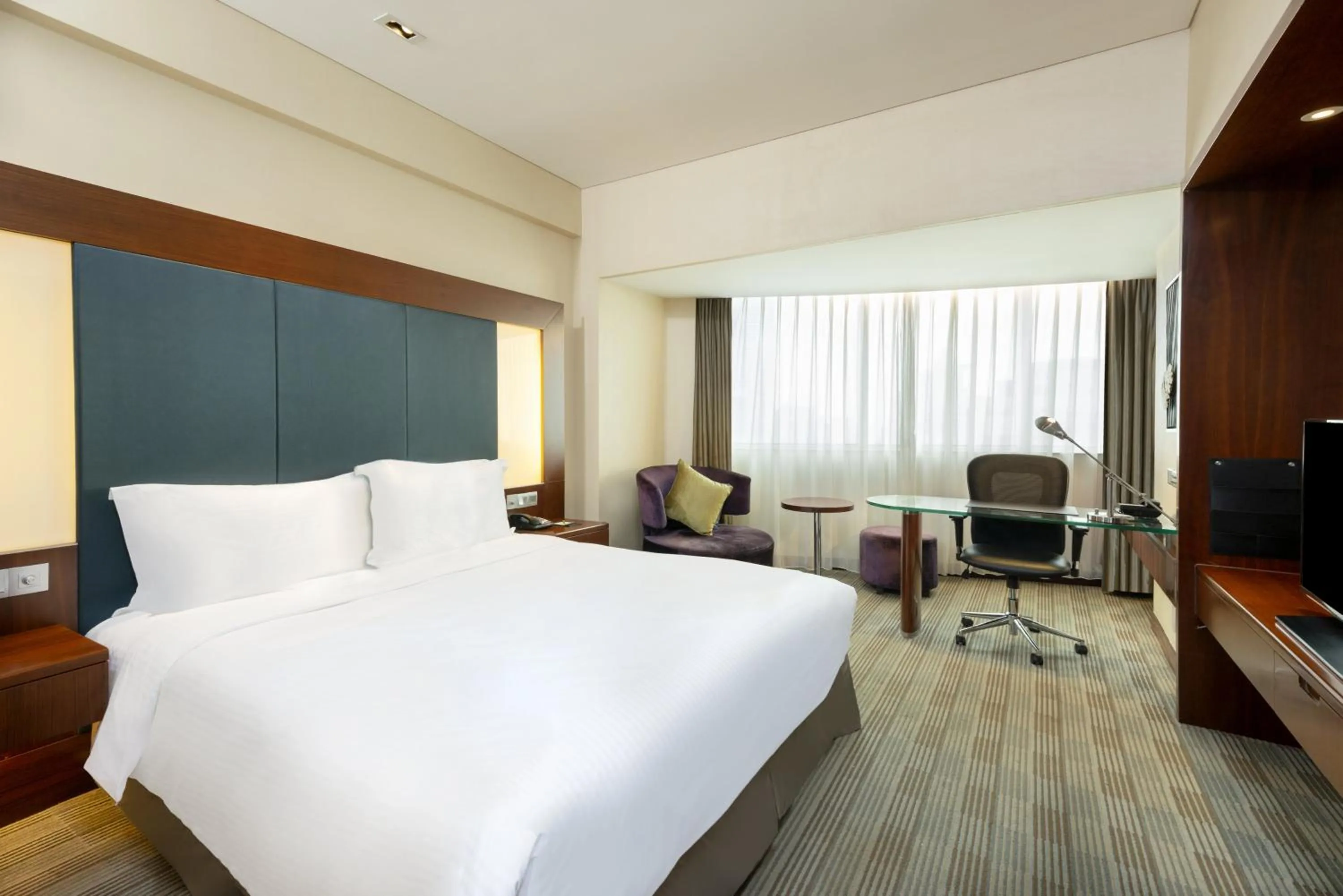 Photo of the whole room, Bed in Holiday Inn Shanghai Pudong by IHG