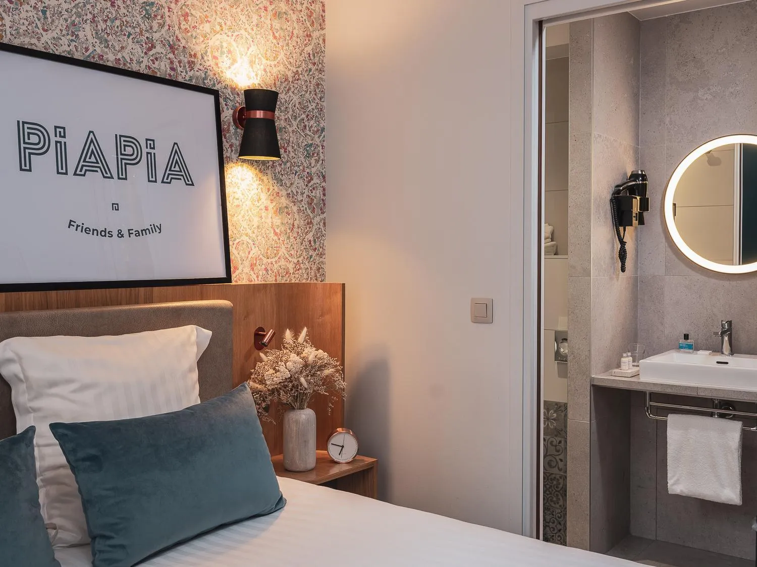 Bedroom, Bed in Hôtel Piapia