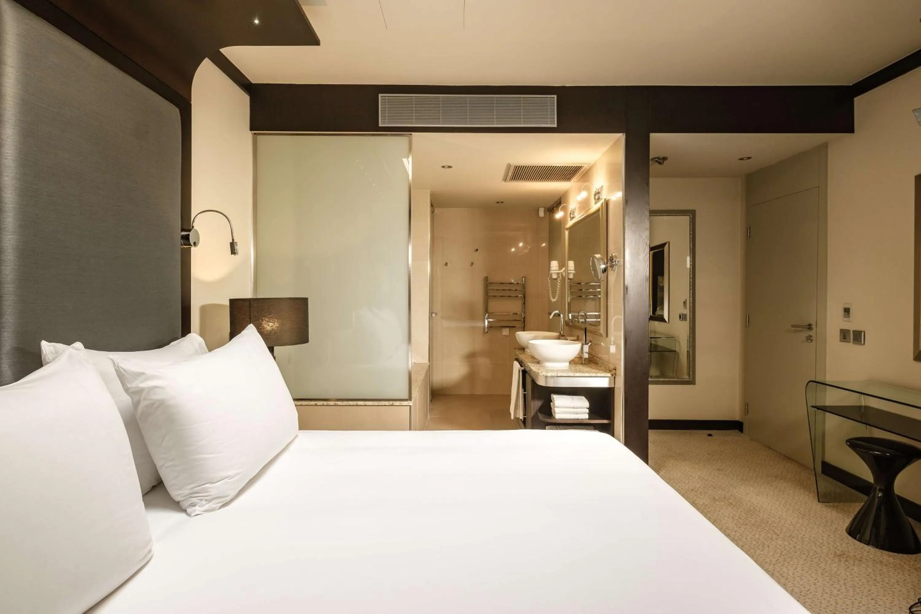 Bedroom, Bed in Radisson Blu Resort & Spa, Malta Golden Sands