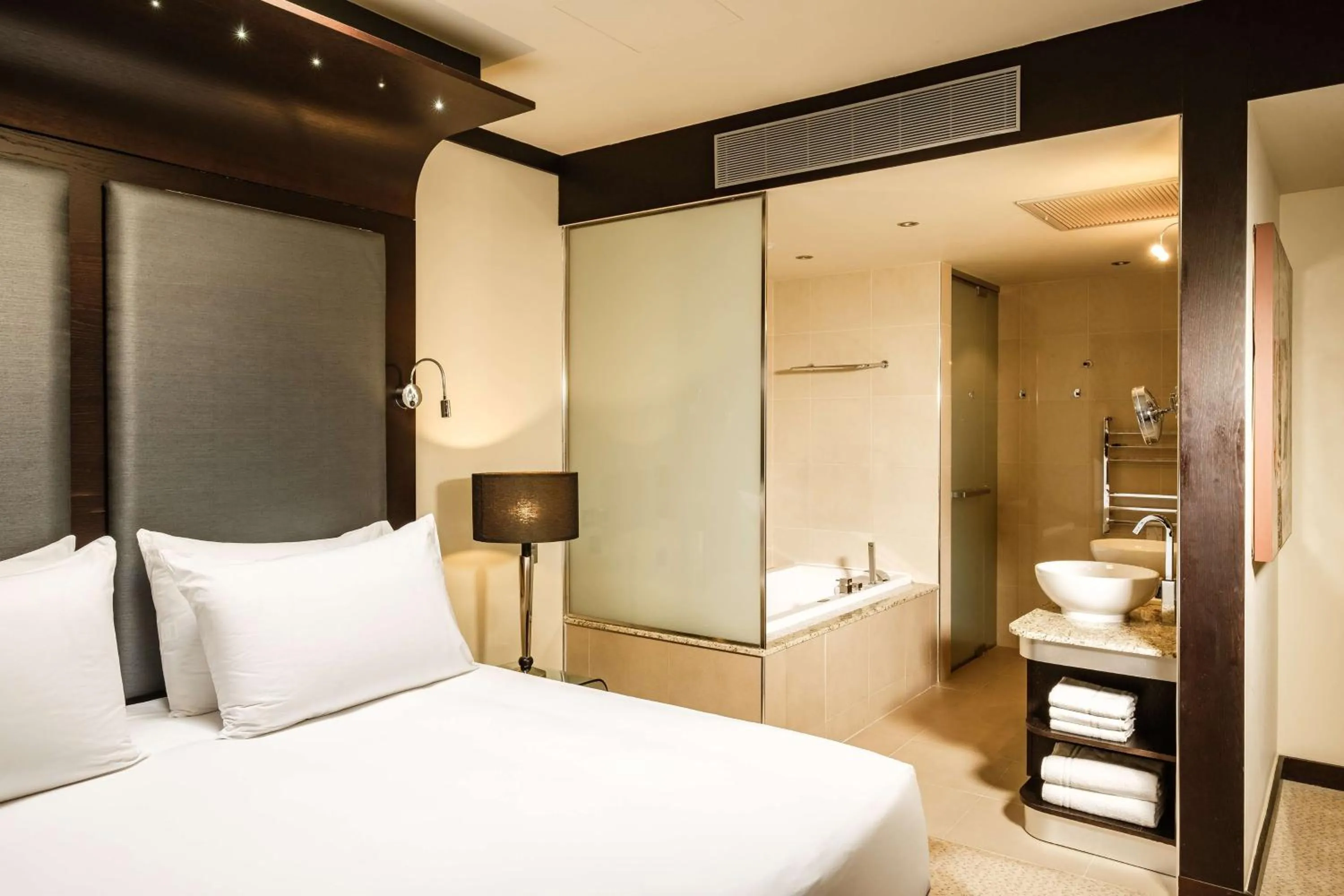 Bedroom, Bed in Radisson Blu Resort & Spa, Malta Golden Sands