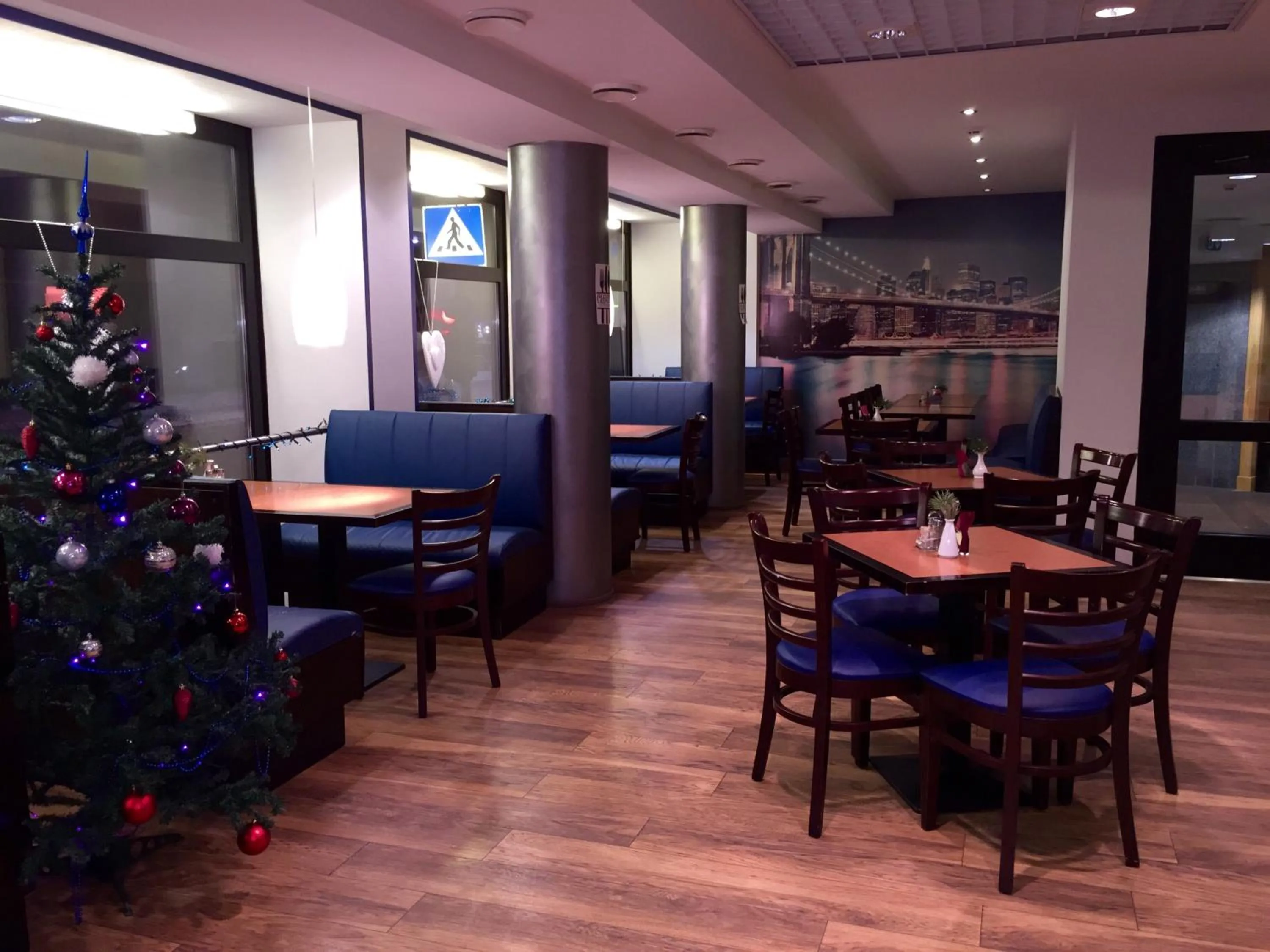 Restaurant/places to eat in Center Hotel