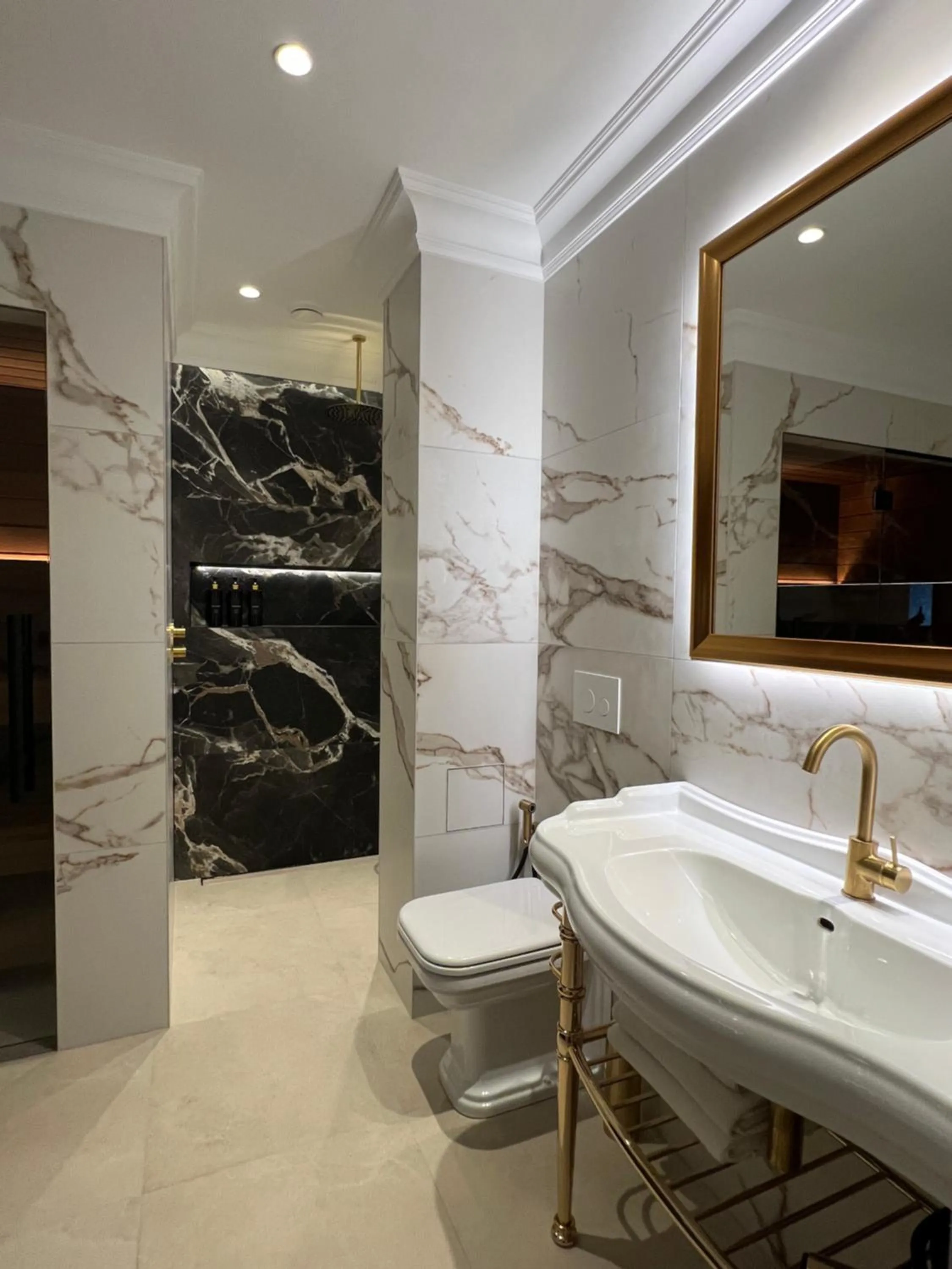 Shower in Villa Hotel Theresa