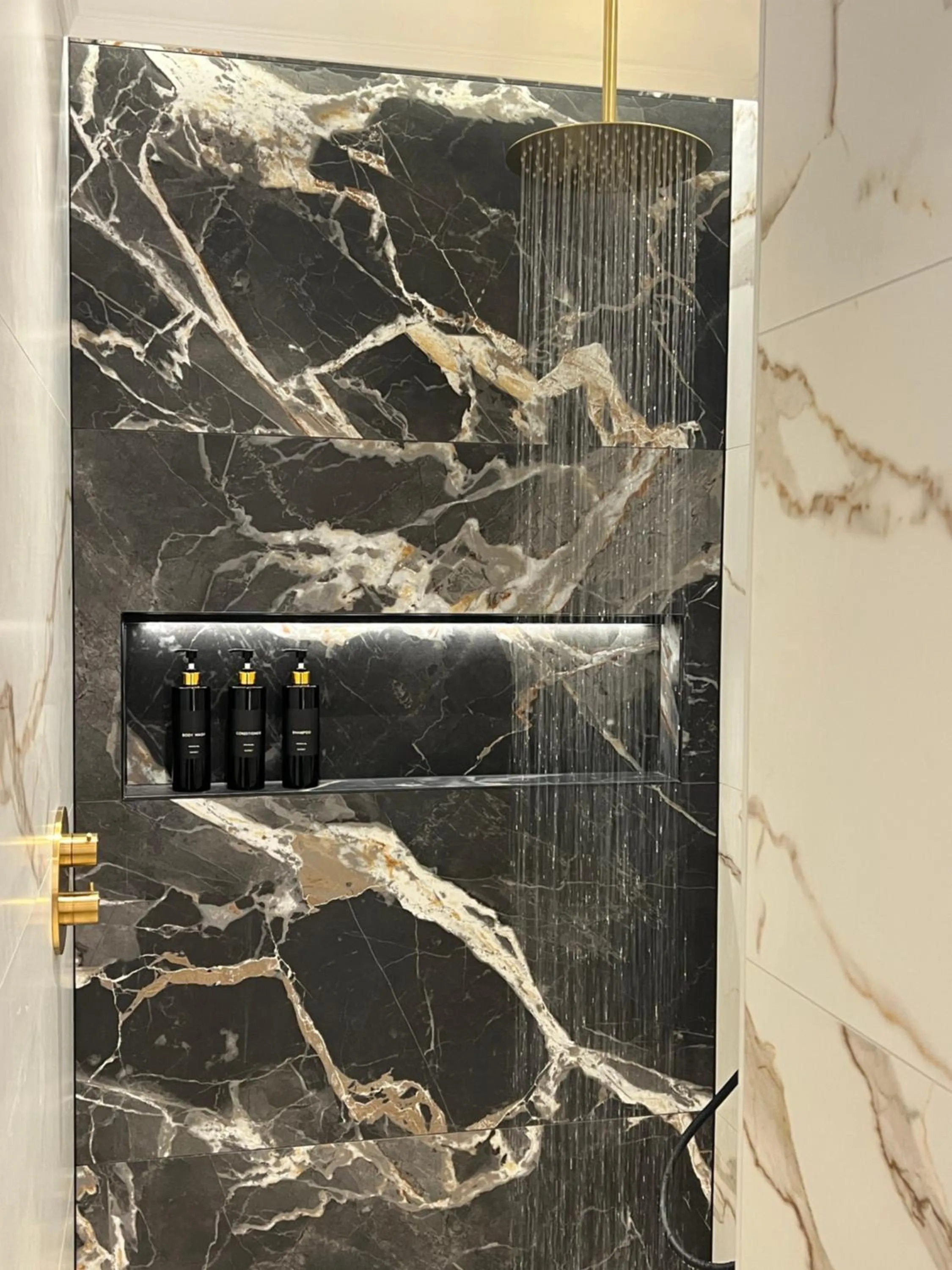 Shower in Villa Hotel Theresa