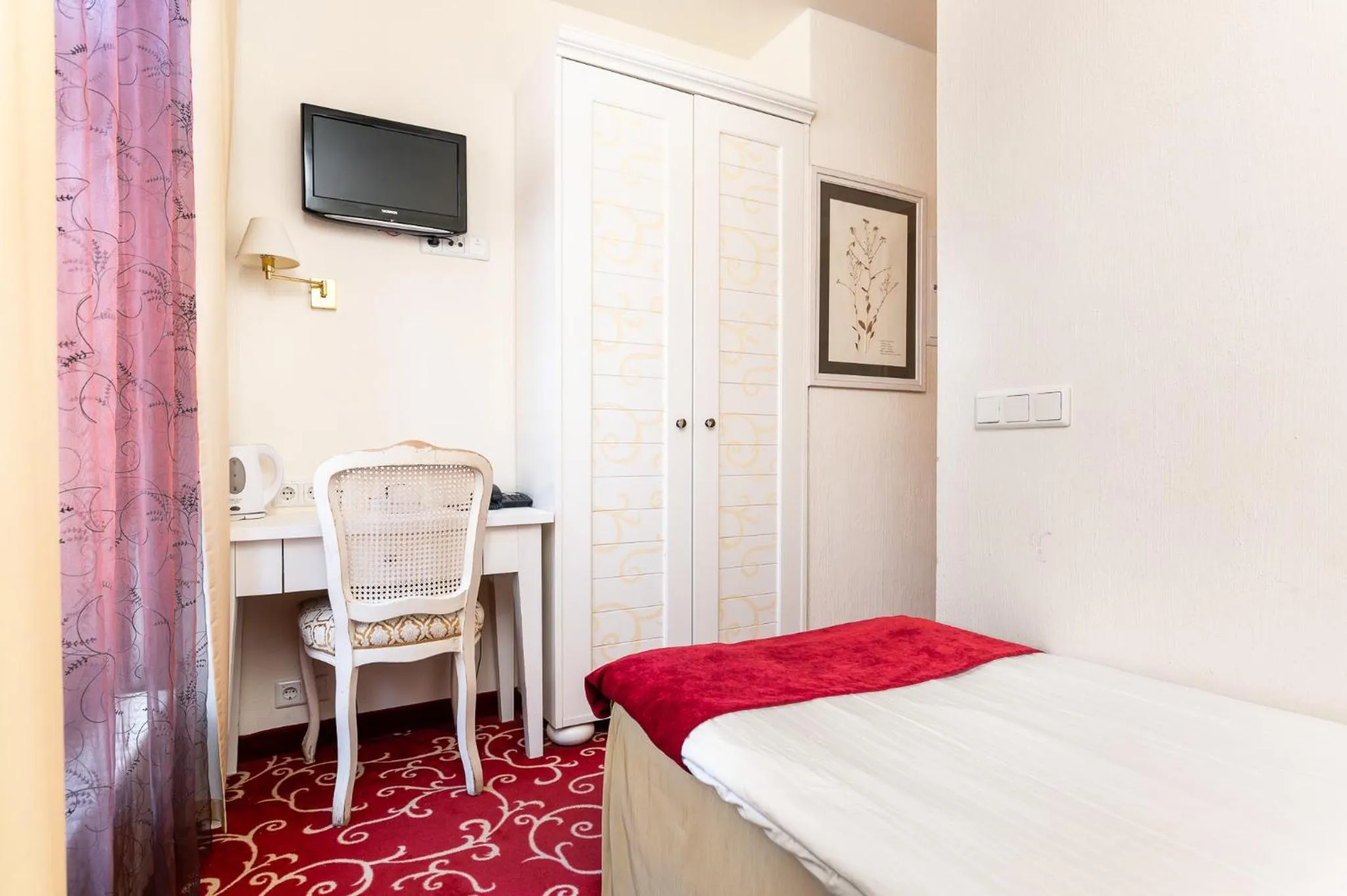 Photo of the whole room, Bed in Meriton Old Town Garden Hotel