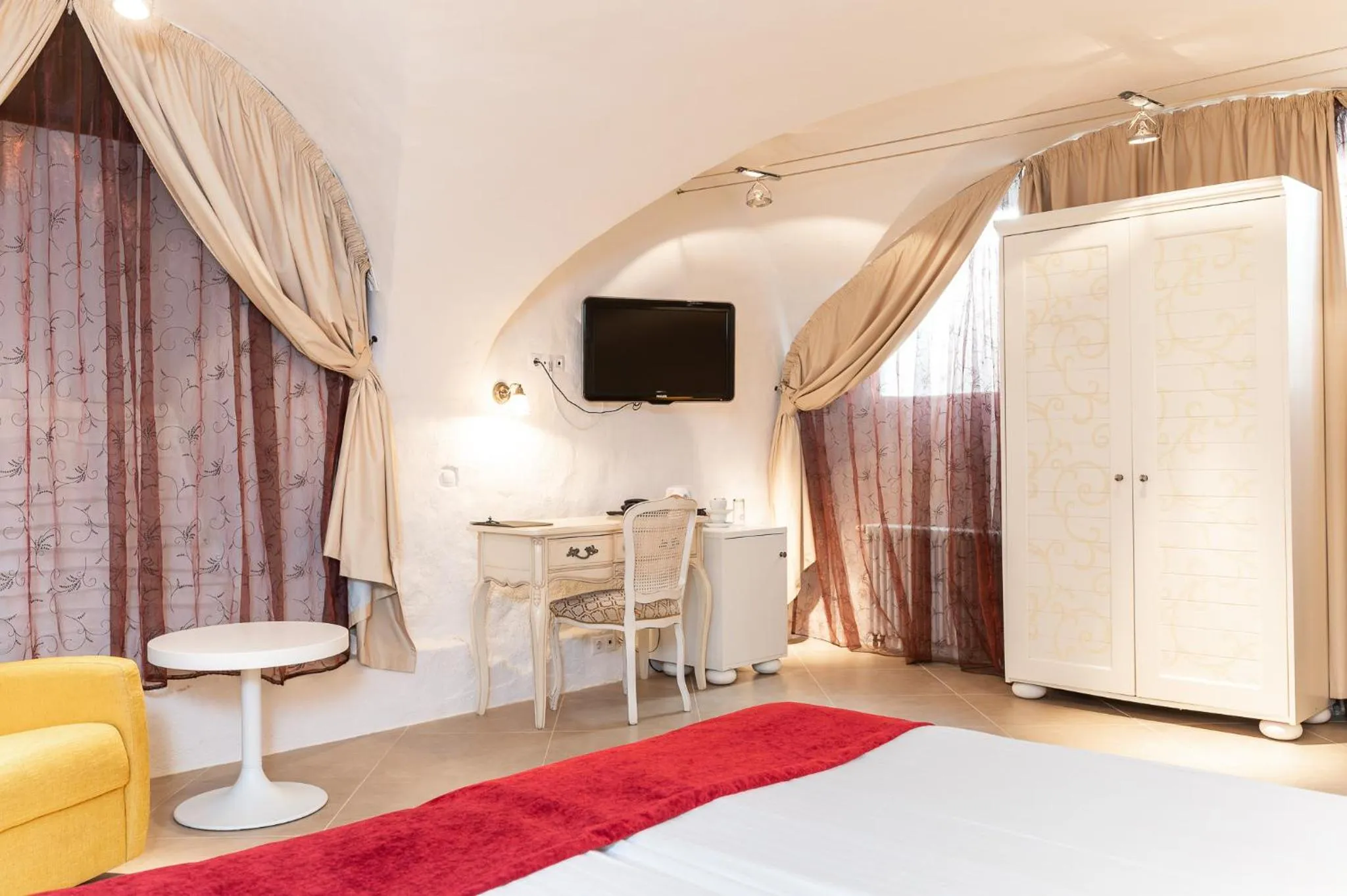 Photo of the whole room in Meriton Old Town Garden Hotel