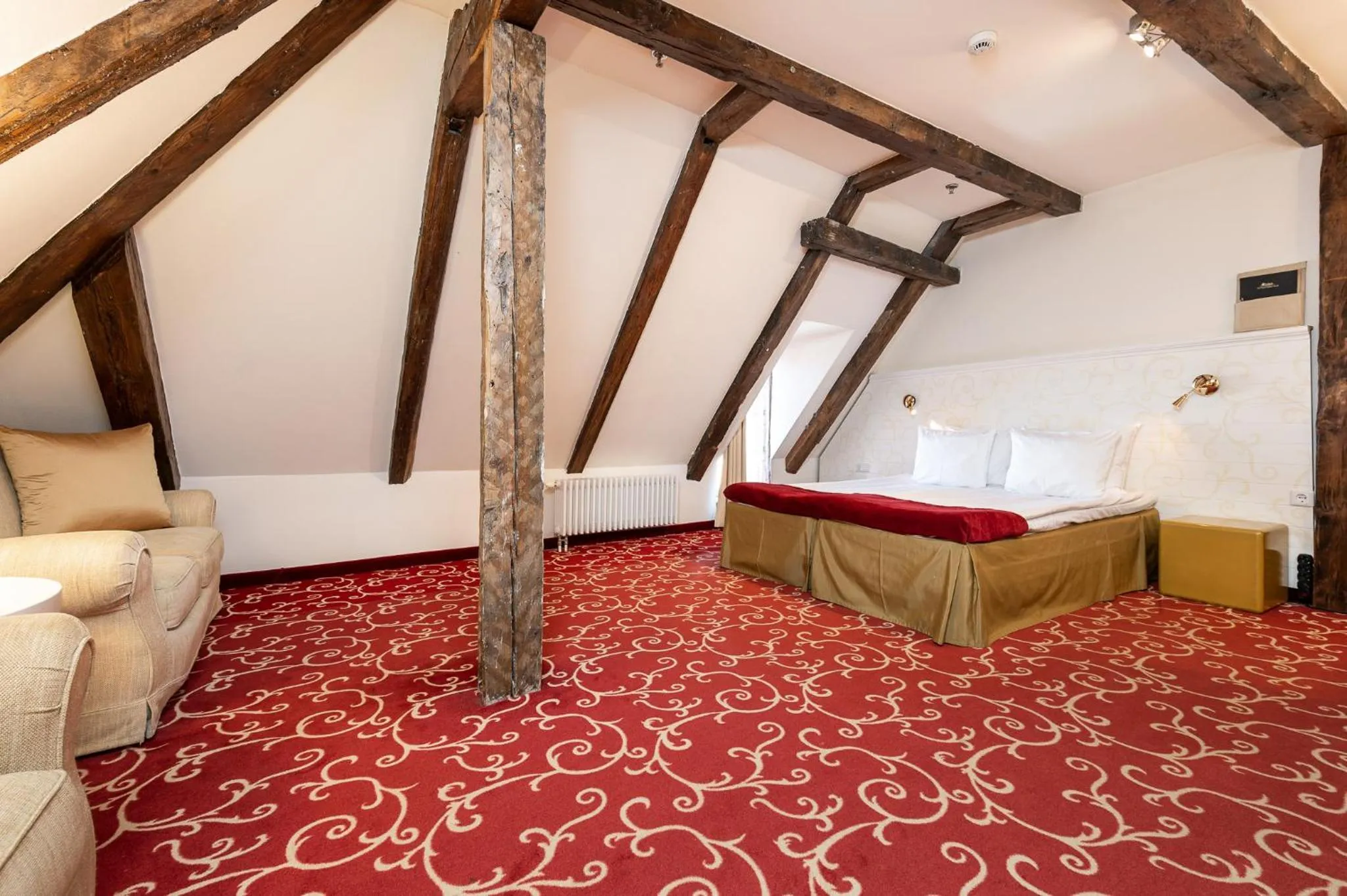 Photo of the whole room, Bed in Meriton Old Town Garden Hotel