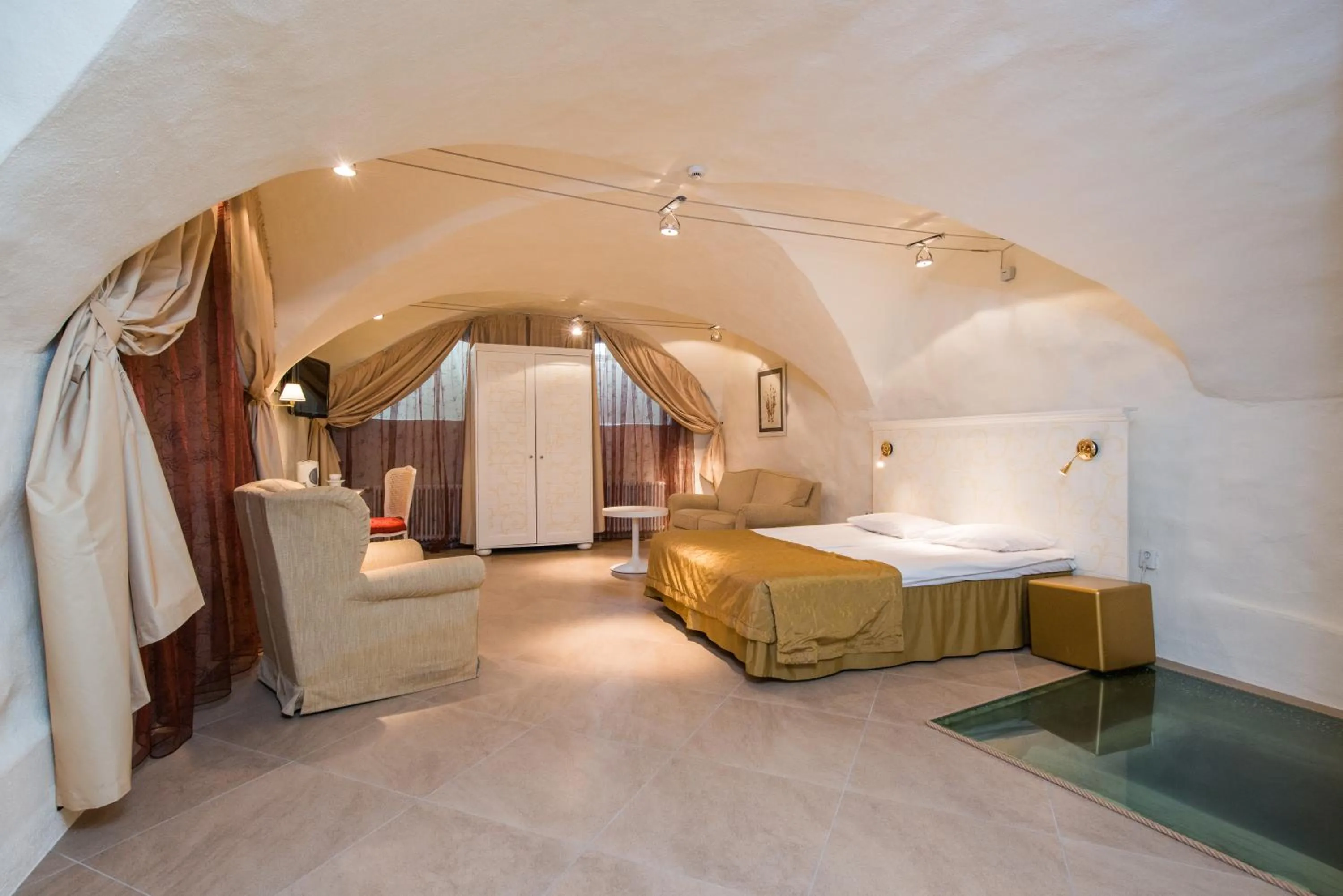 Photo of the whole room, Bed in Meriton Old Town Garden Hotel