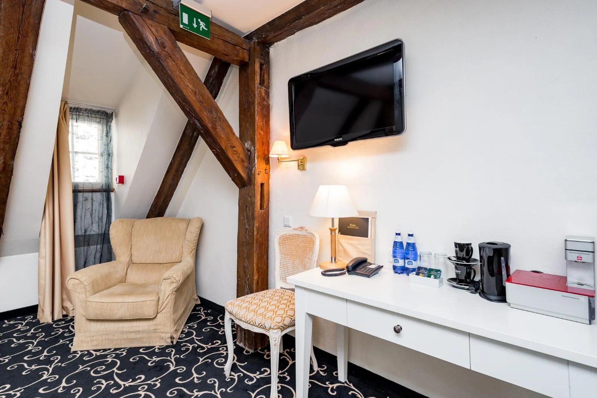 Photo of the whole room in Meriton Old Town Garden Hotel