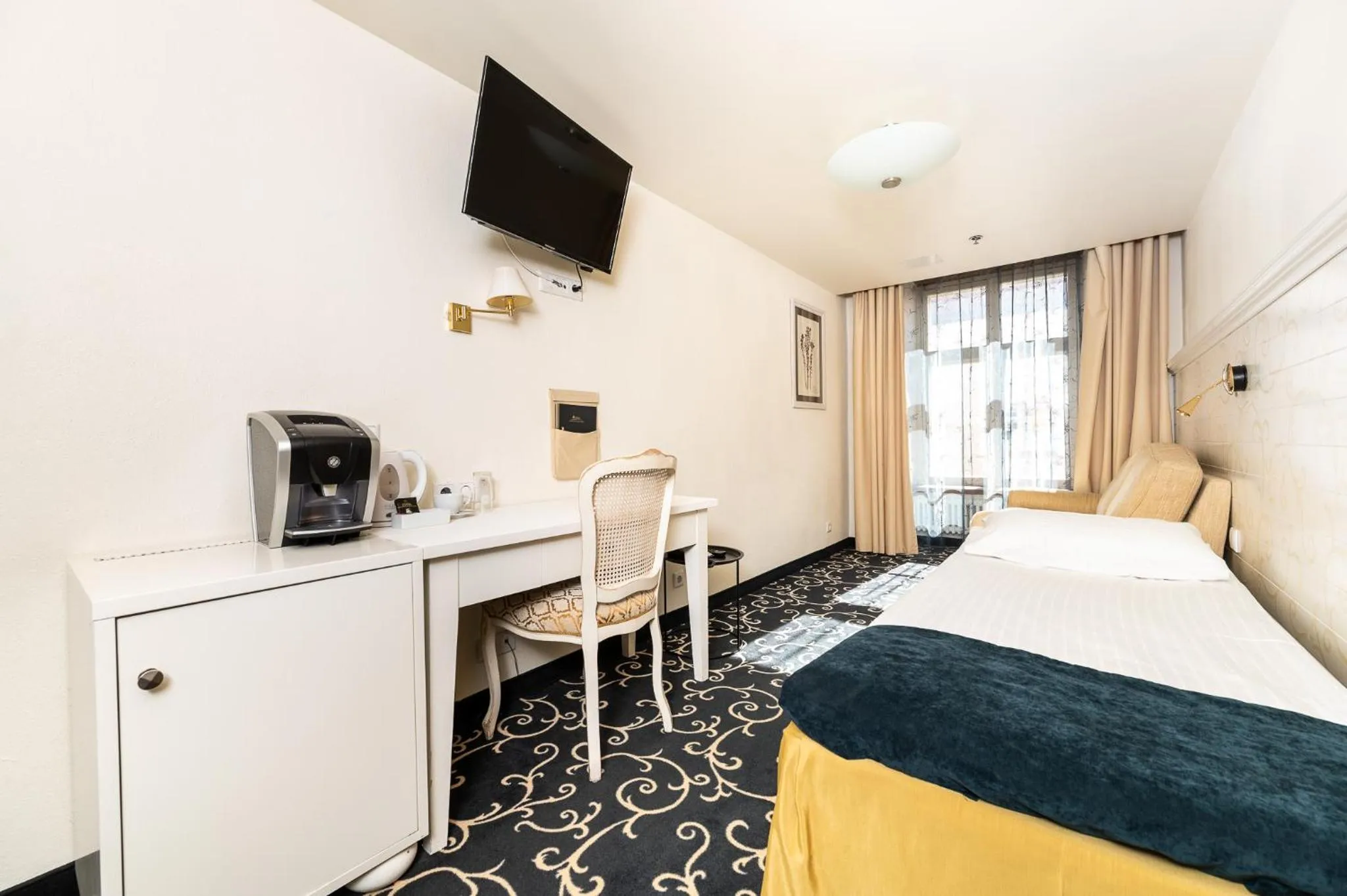 Bedroom, Bed in Meriton Old Town Garden Hotel