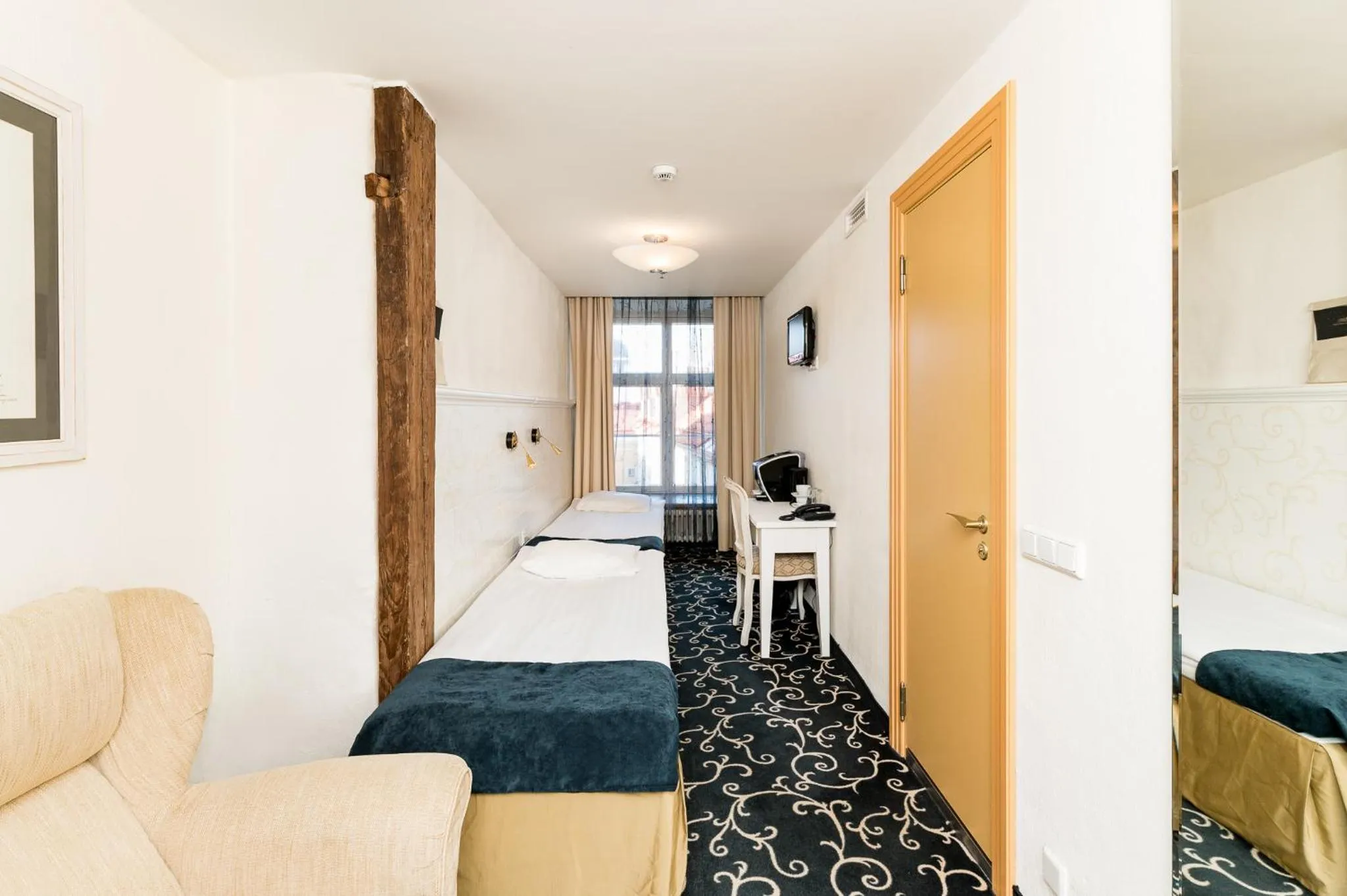 Photo of the whole room, Bed in Meriton Old Town Garden Hotel