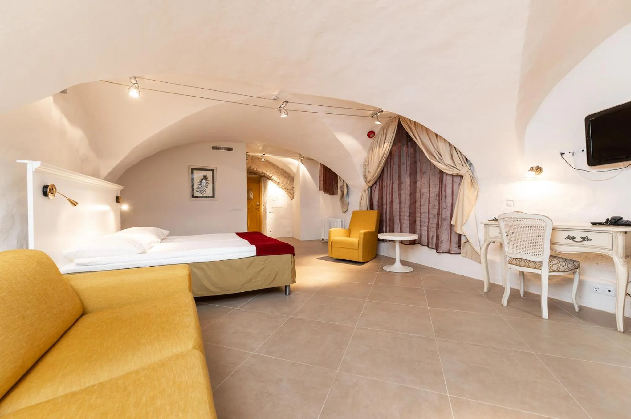 Photo of the whole room, Bed in Meriton Old Town Garden Hotel