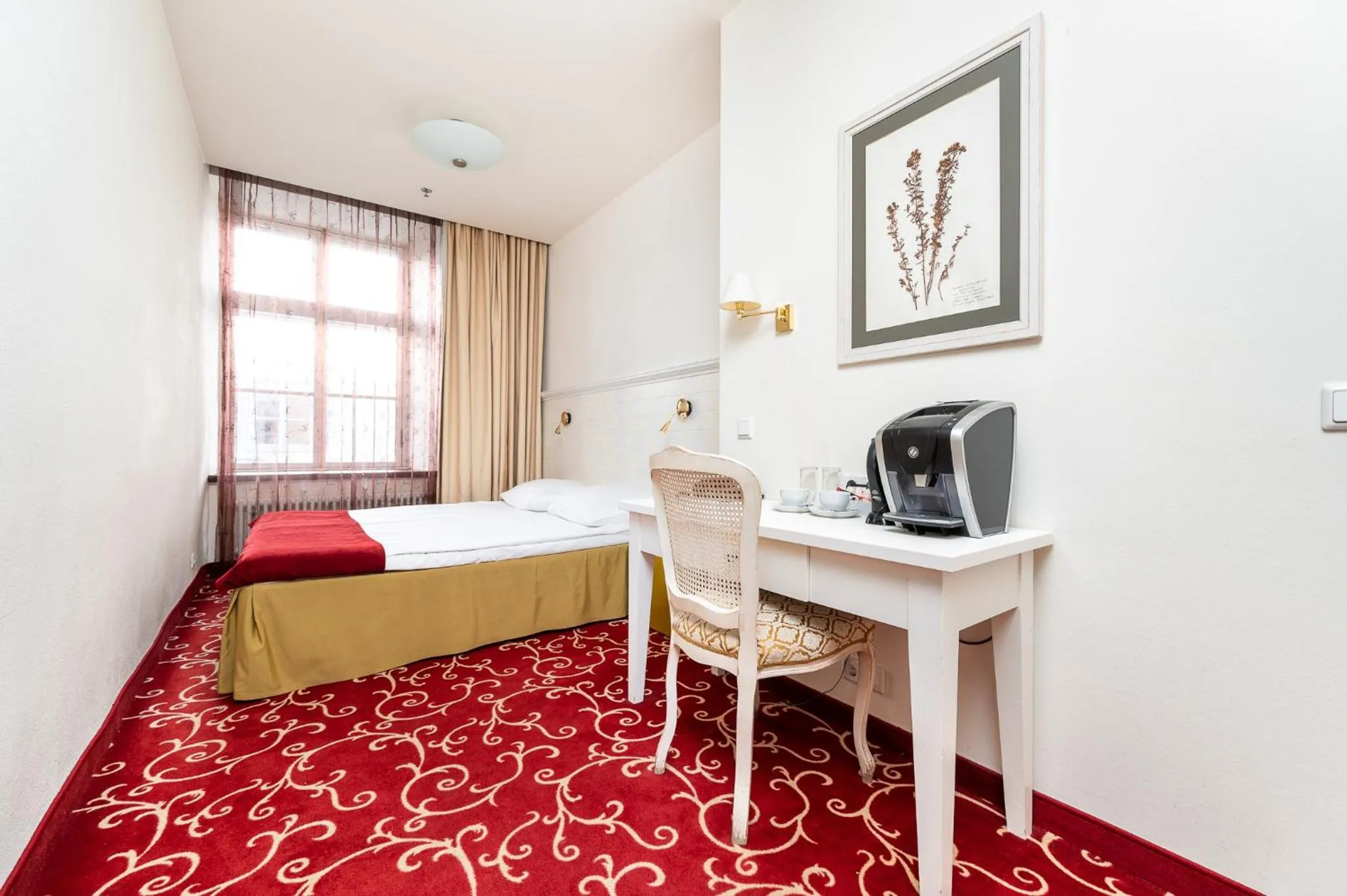 Photo of the whole room, Bed in Meriton Old Town Garden Hotel