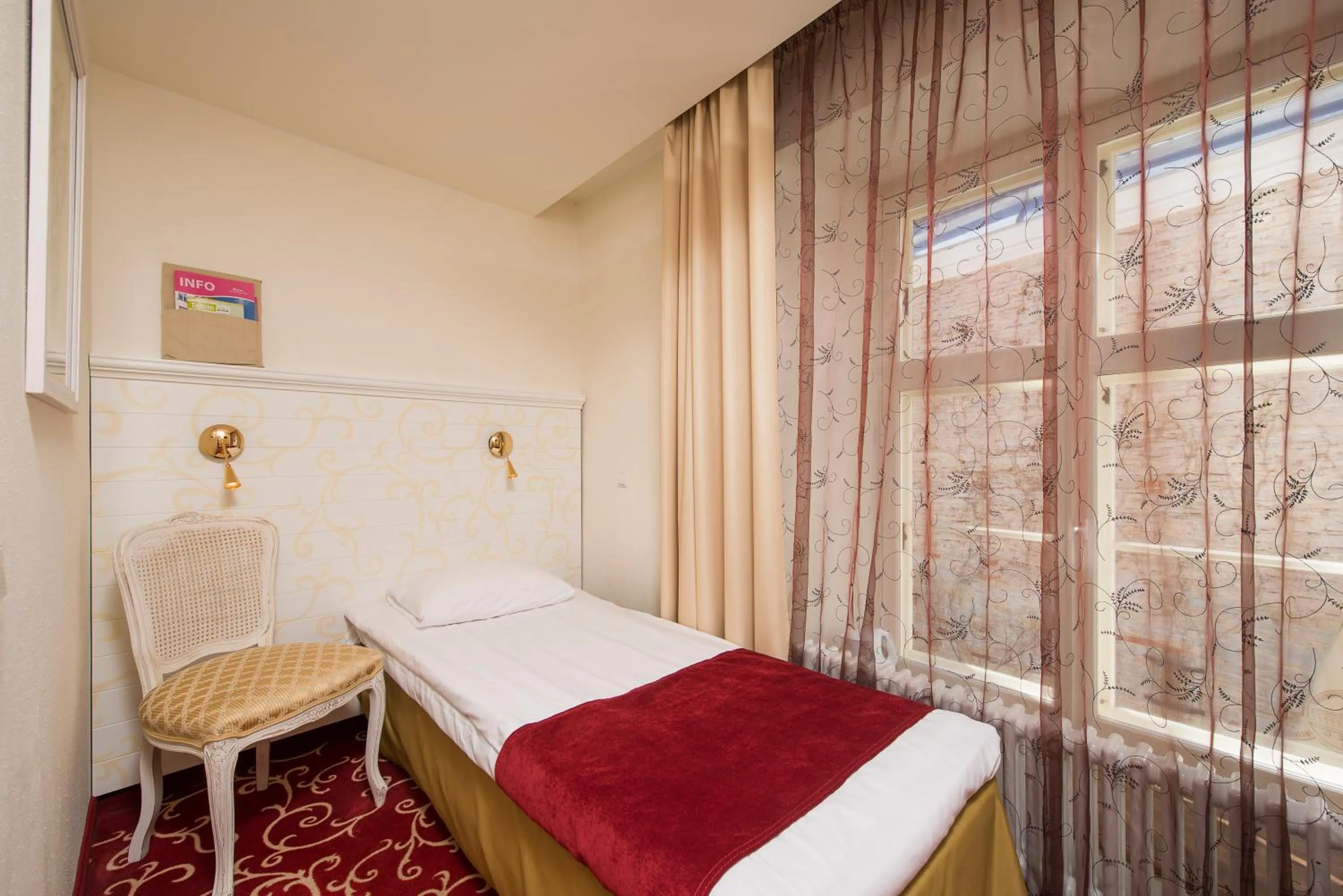 Photo of the whole room, Bed in Meriton Old Town Garden Hotel