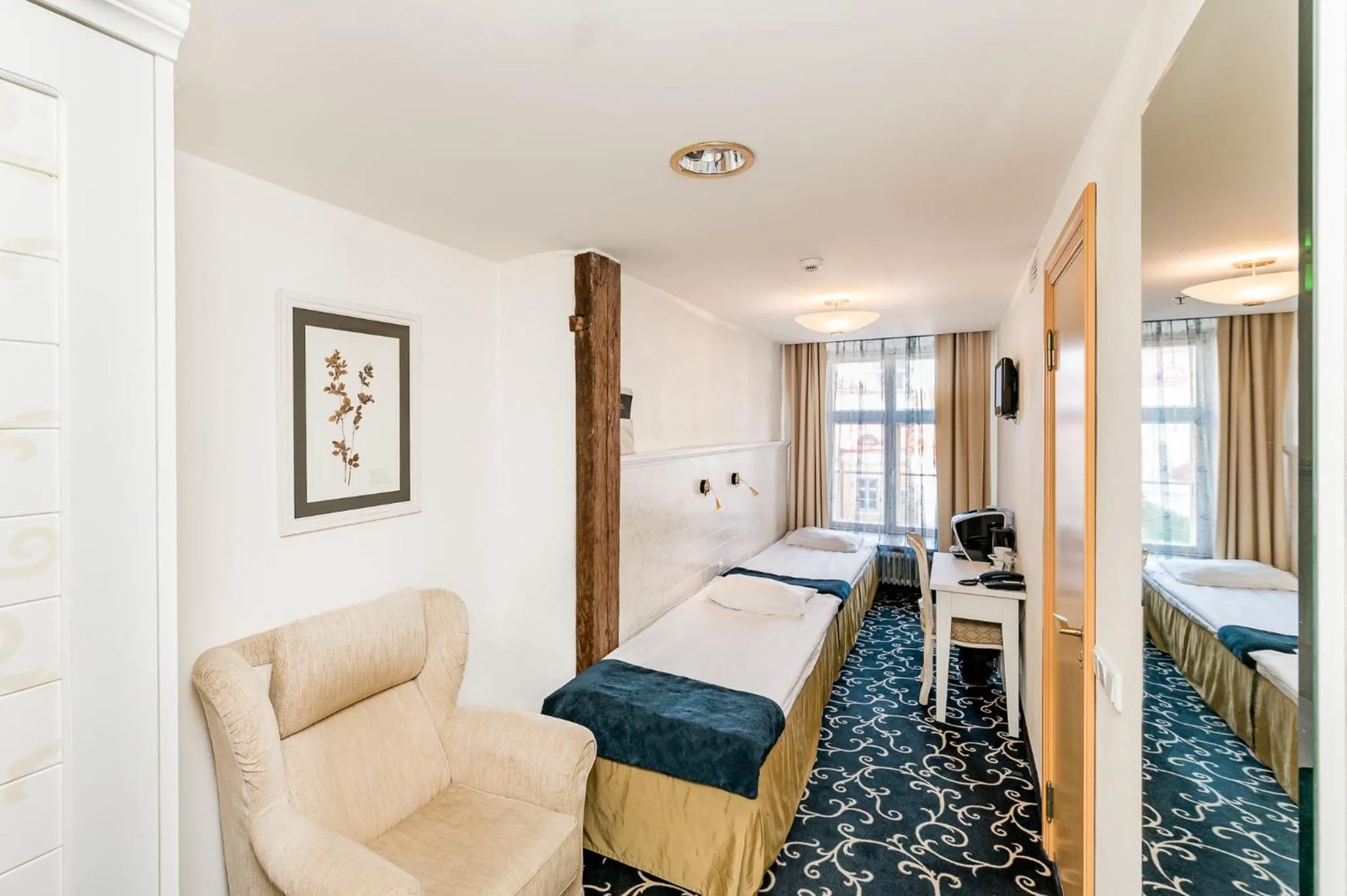 Photo of the whole room, Bed in Meriton Old Town Garden Hotel