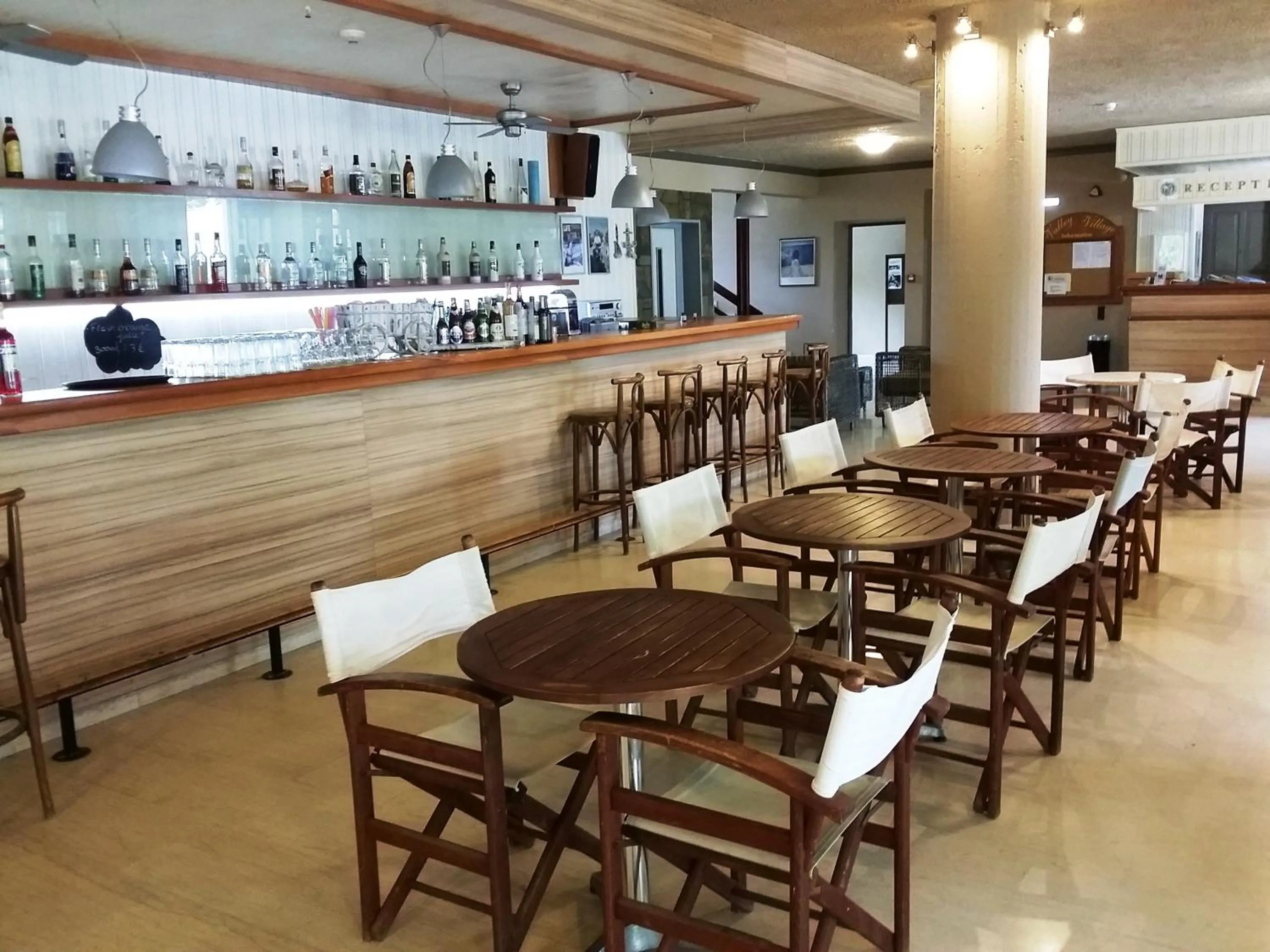 Lounge or bar in Valley Village