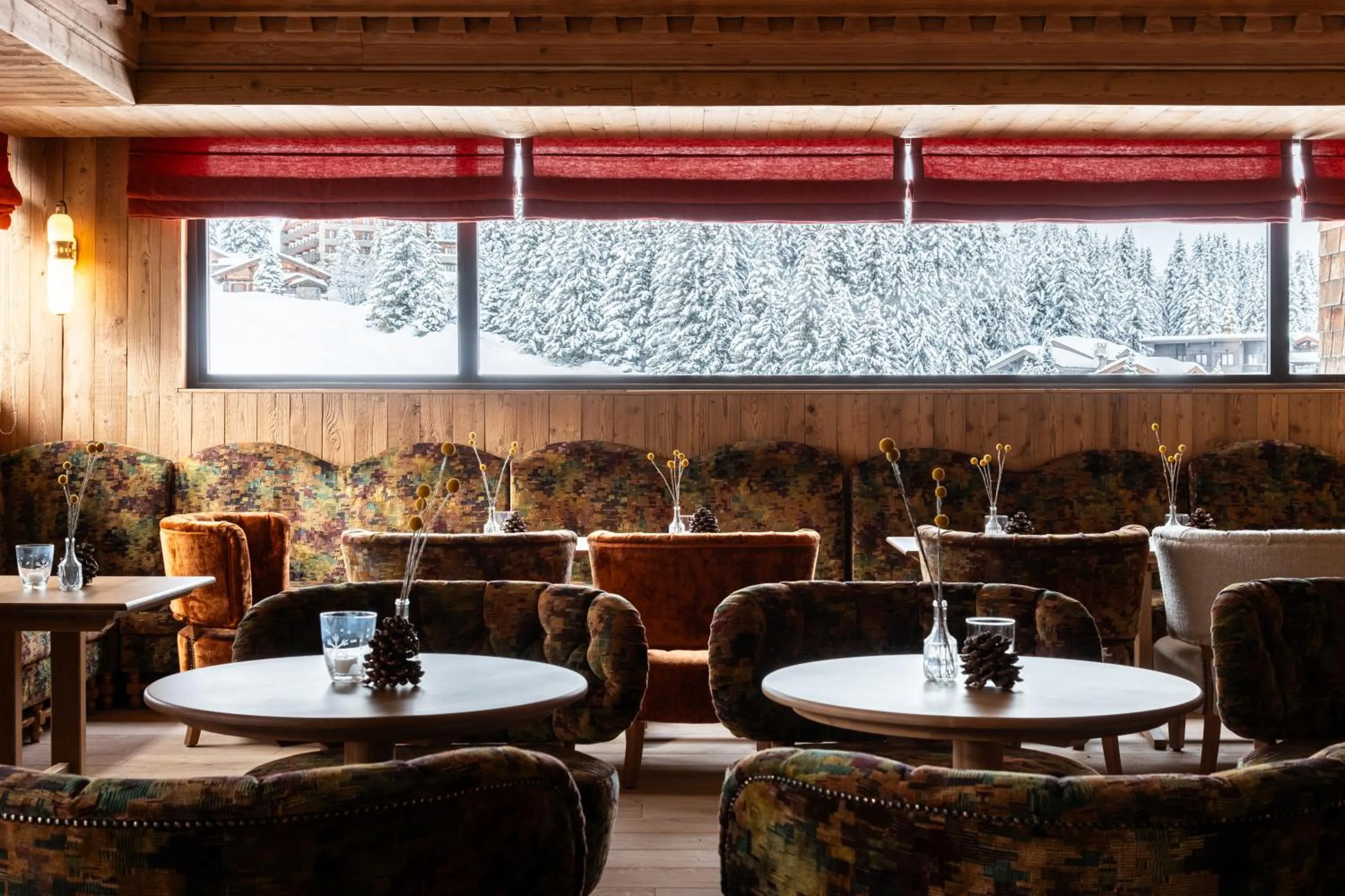 Lounge or bar in Alpes Hôtel du Pralong