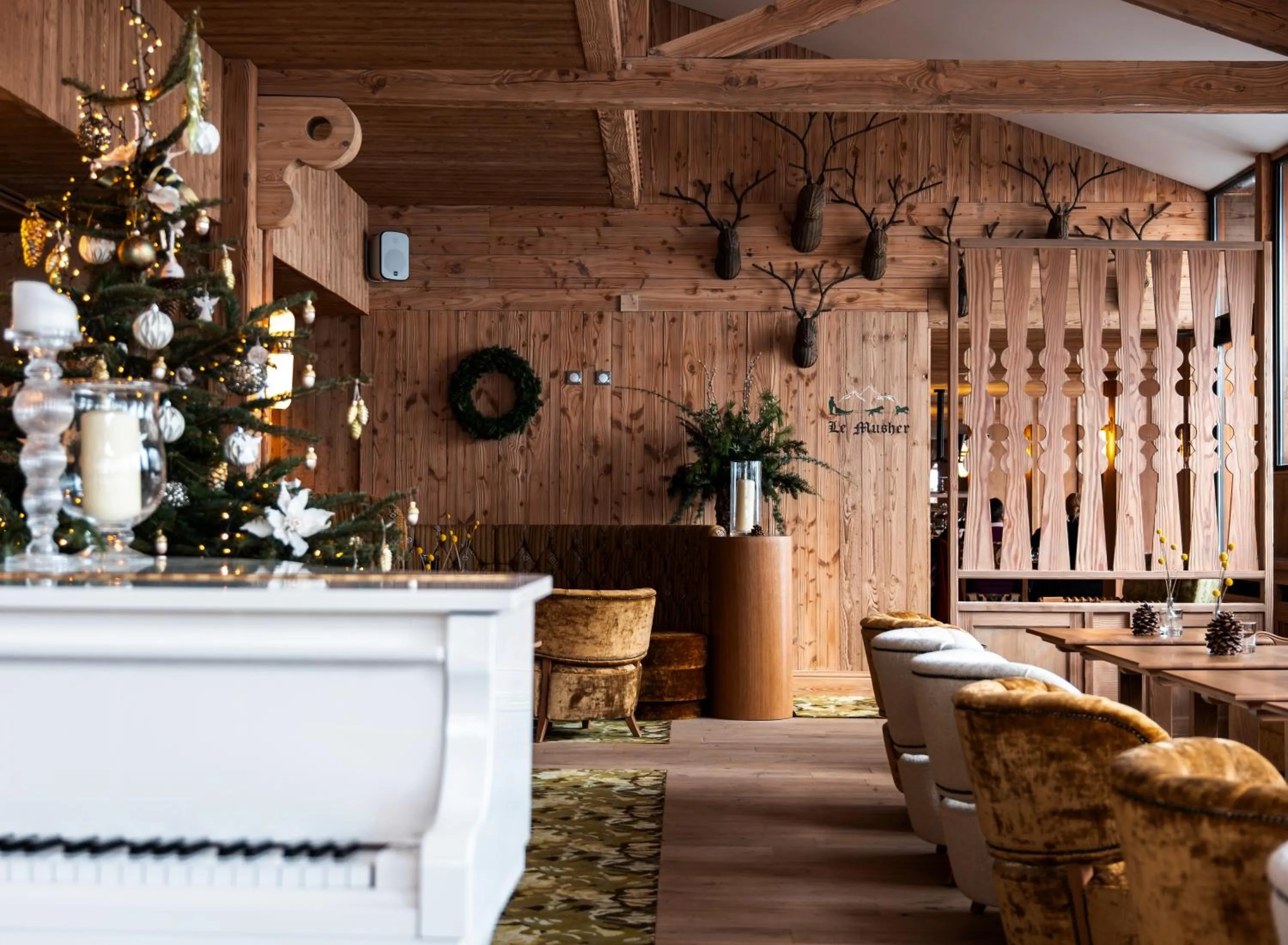 Lounge or bar in Alpes Hôtel du Pralong