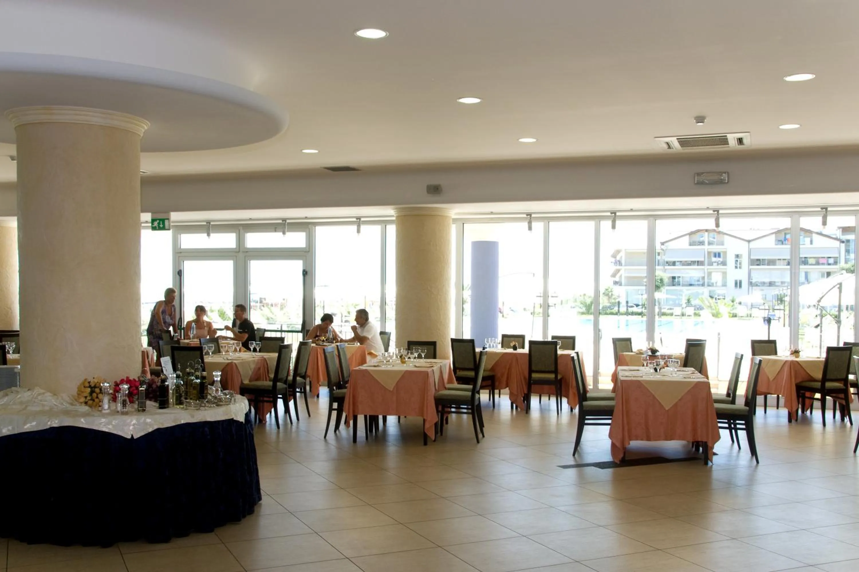 Restaurant/places to eat in Roses Hotel