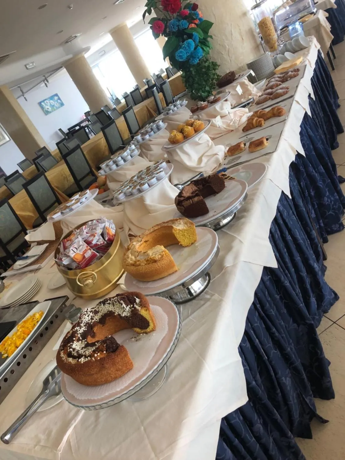 Food and drinks in Roses Hotel