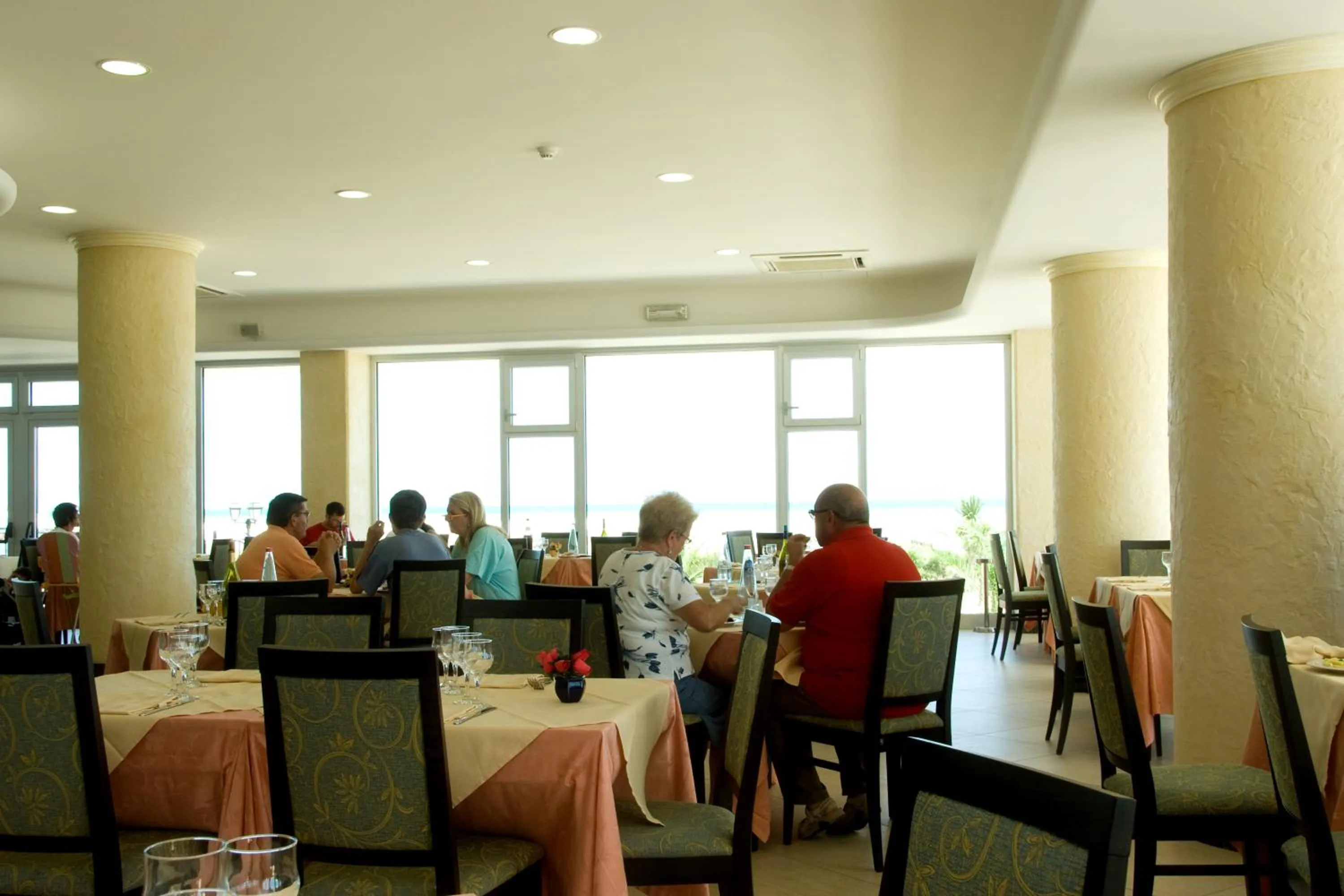 Restaurant/places to eat in Roses Hotel