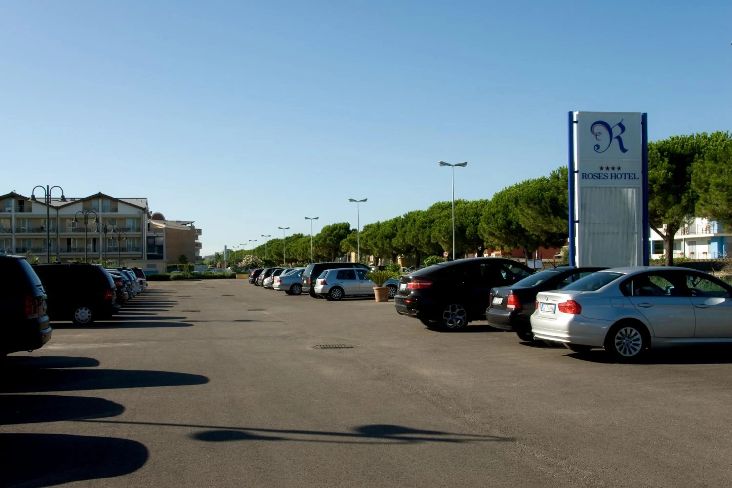 Area and facilities in Roses Hotel