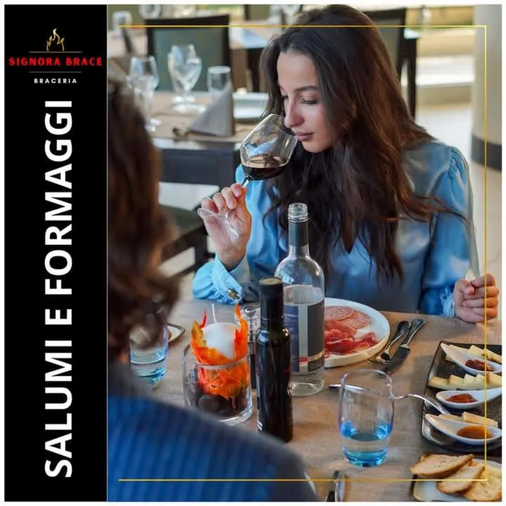 Restaurant/places to eat in Roses Hotel