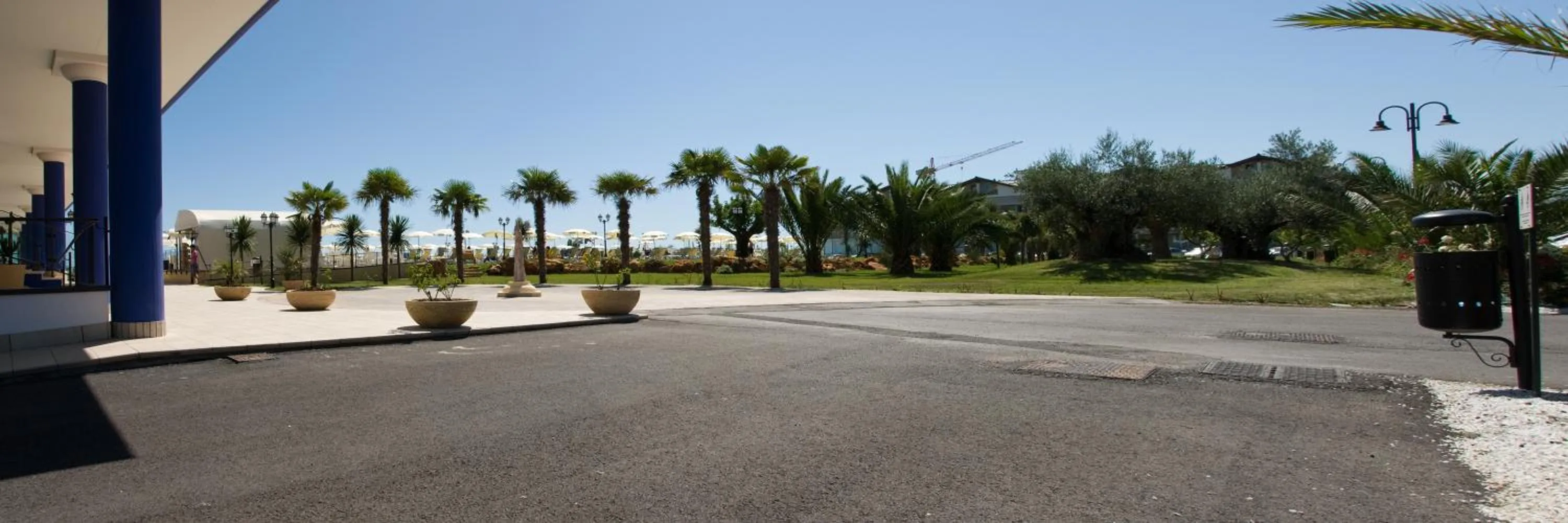 Facade/entrance in Roses Hotel