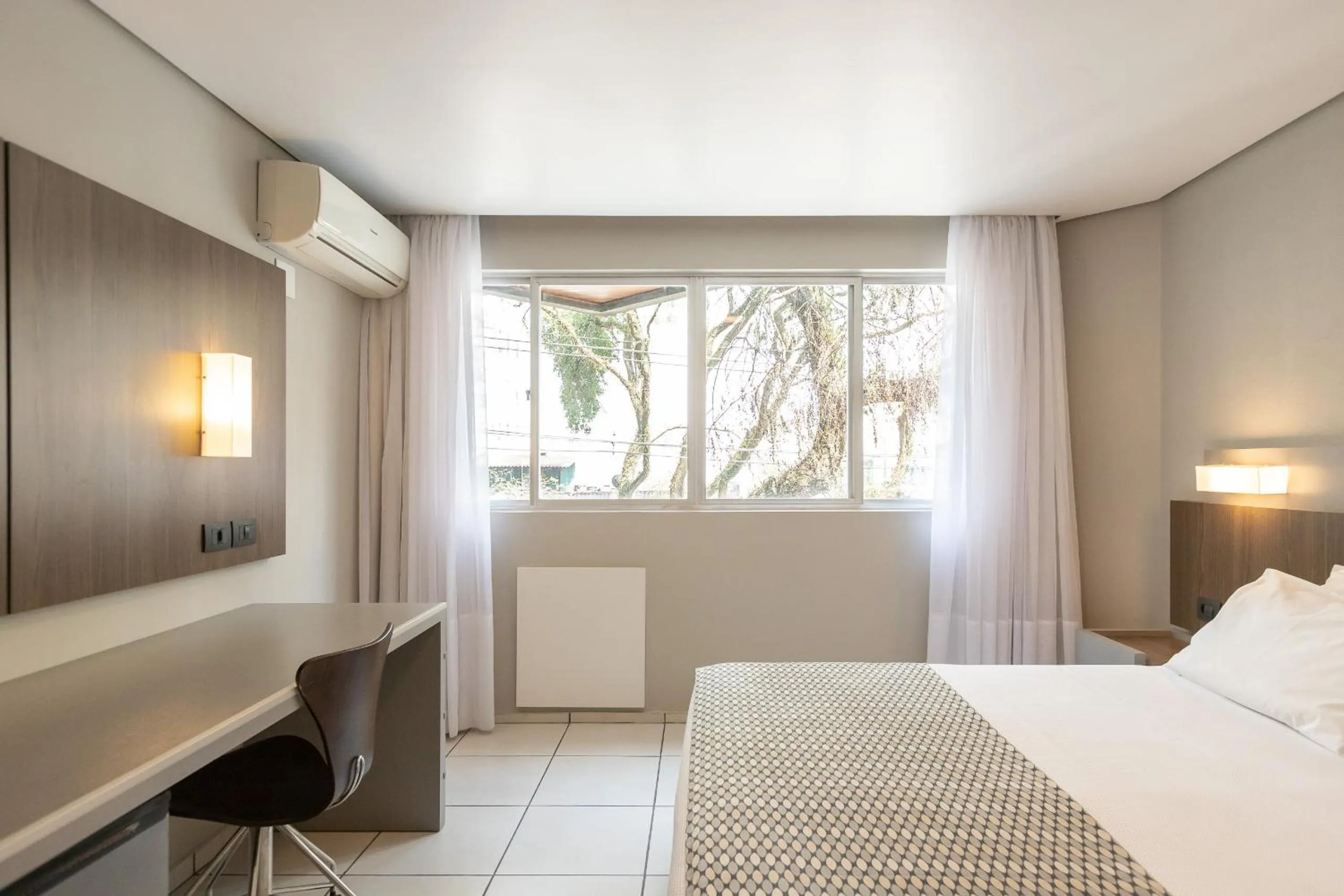 Photo of the whole room, Bed in Saint Emilion by Atlantica