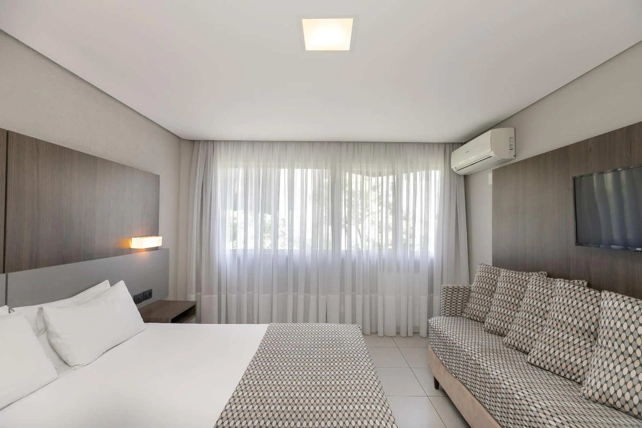 Photo of the whole room, Bed in Saint Emilion by Atlantica