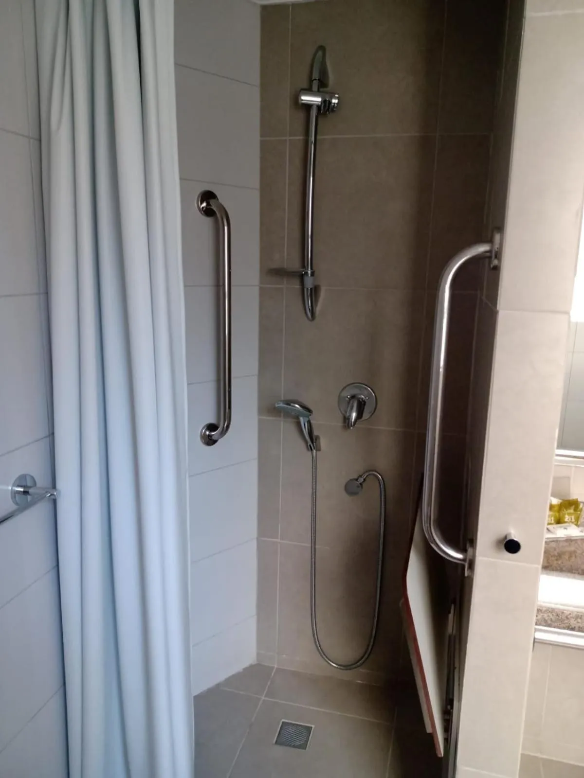 Bathroom in Saint Emilion by Atlantica