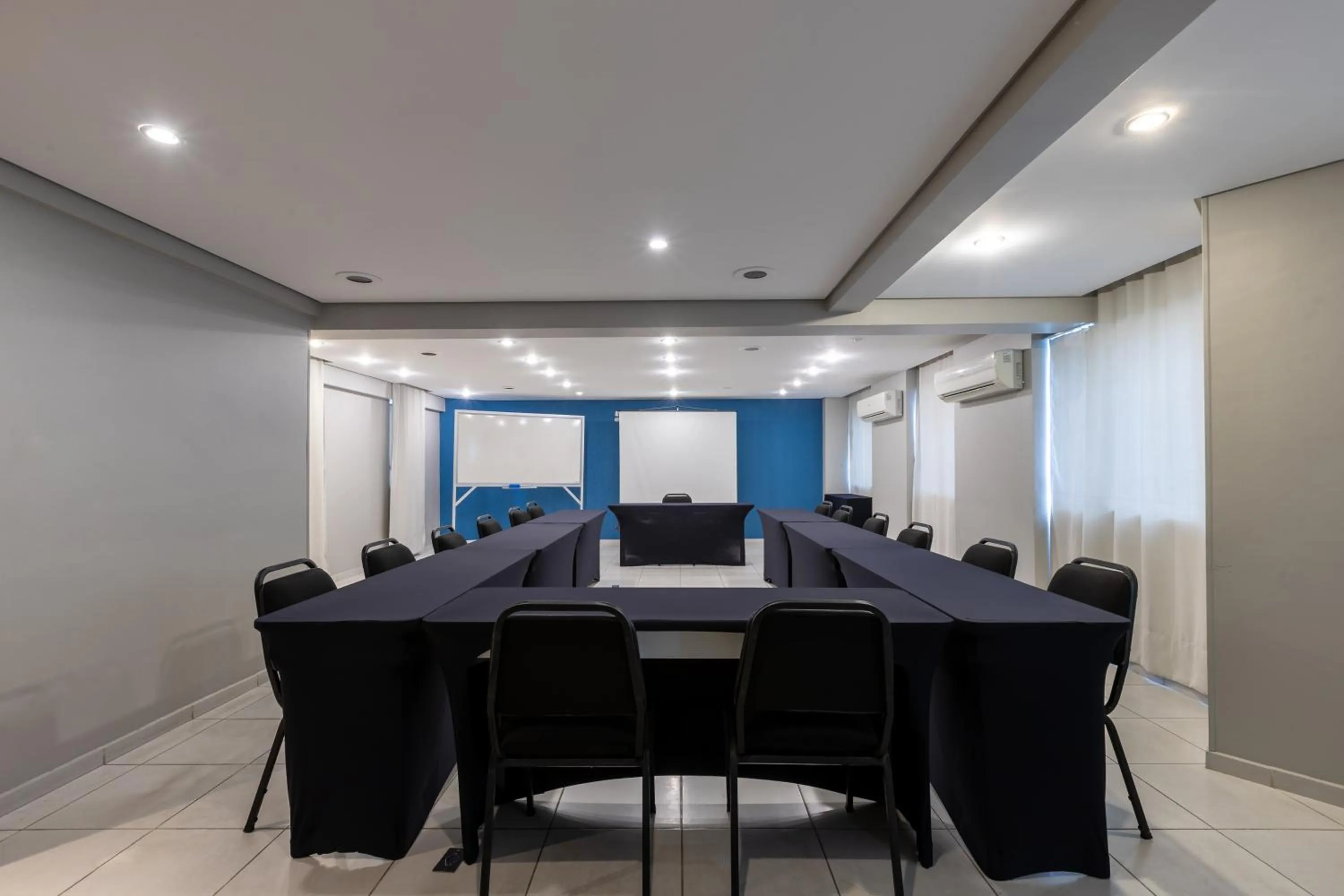 Meeting/conference room in Saint Emilion by Atlantica