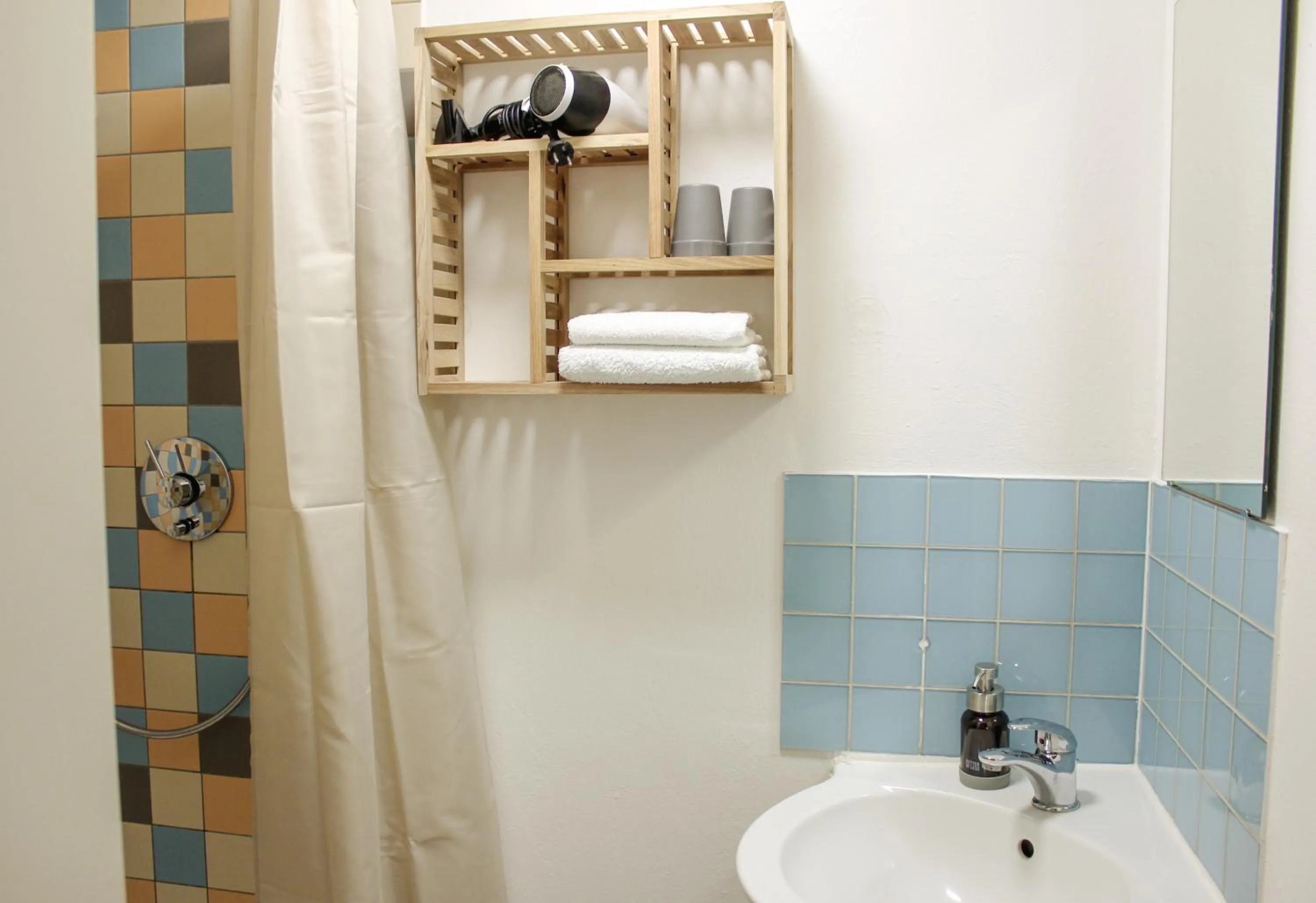 Shower in Hotel Palmenbad