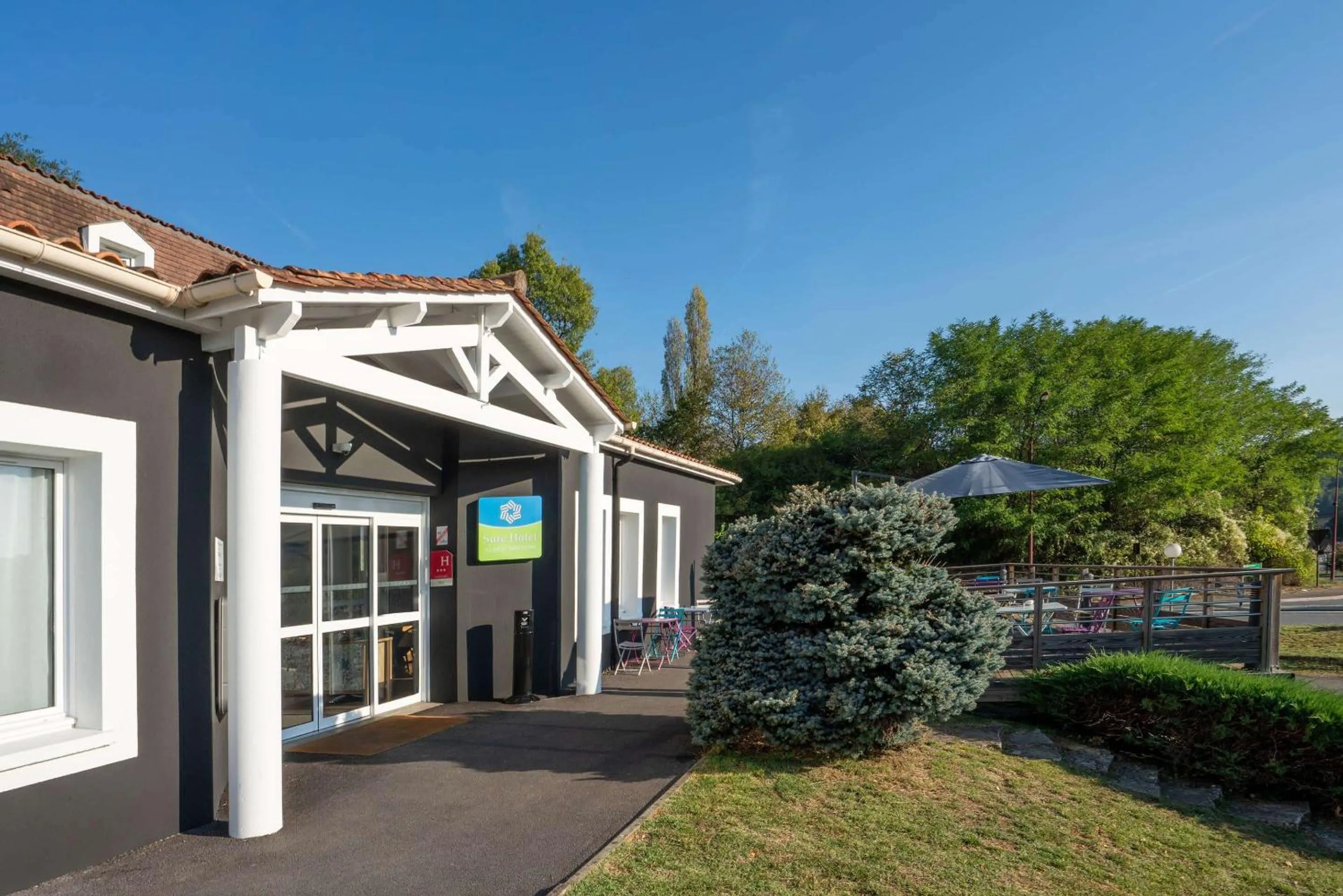 Property building in Sure Hotel by Best Western Sarlat-la-Canéda