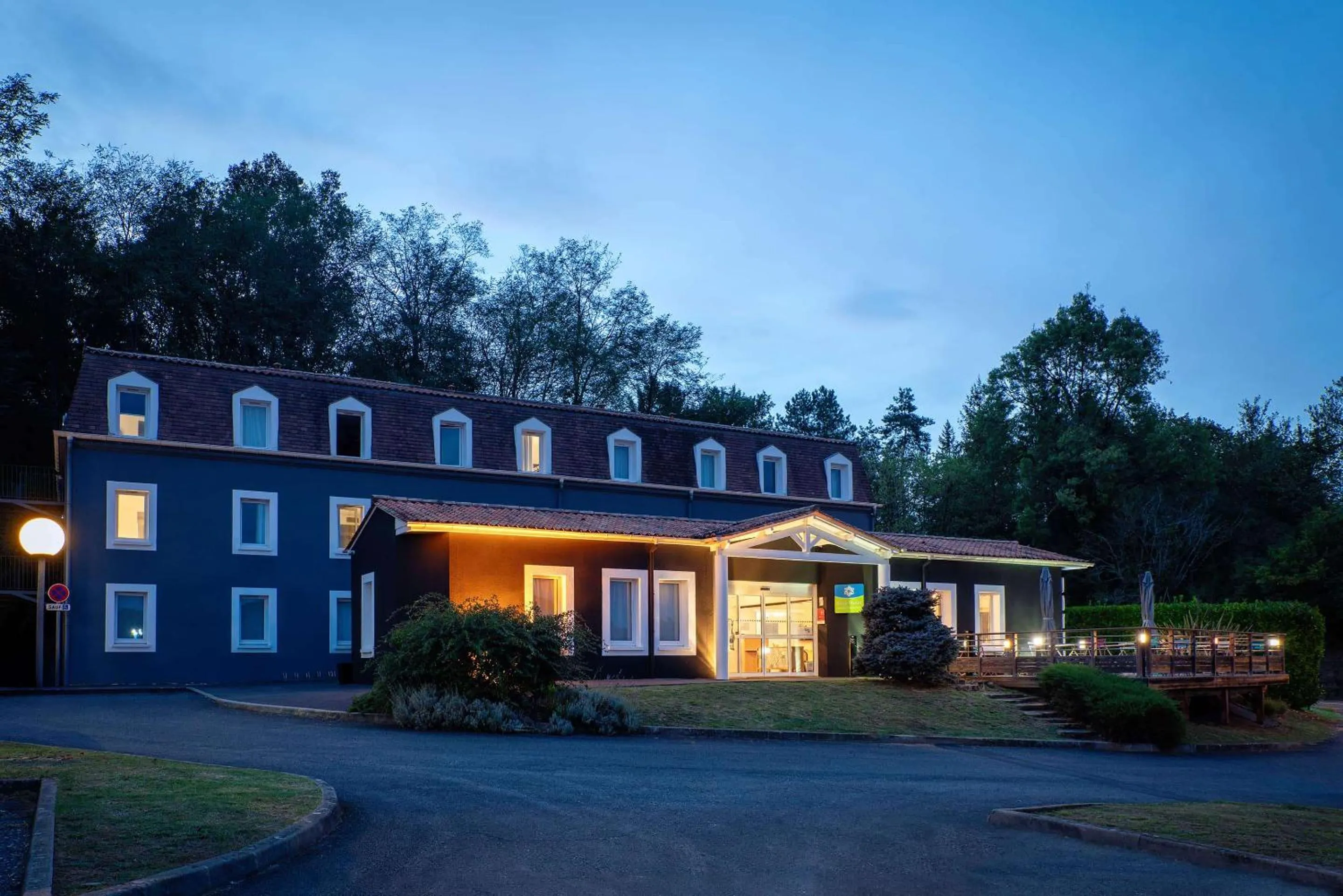 Property building in Sure Hotel by Best Western Sarlat-la-Canéda