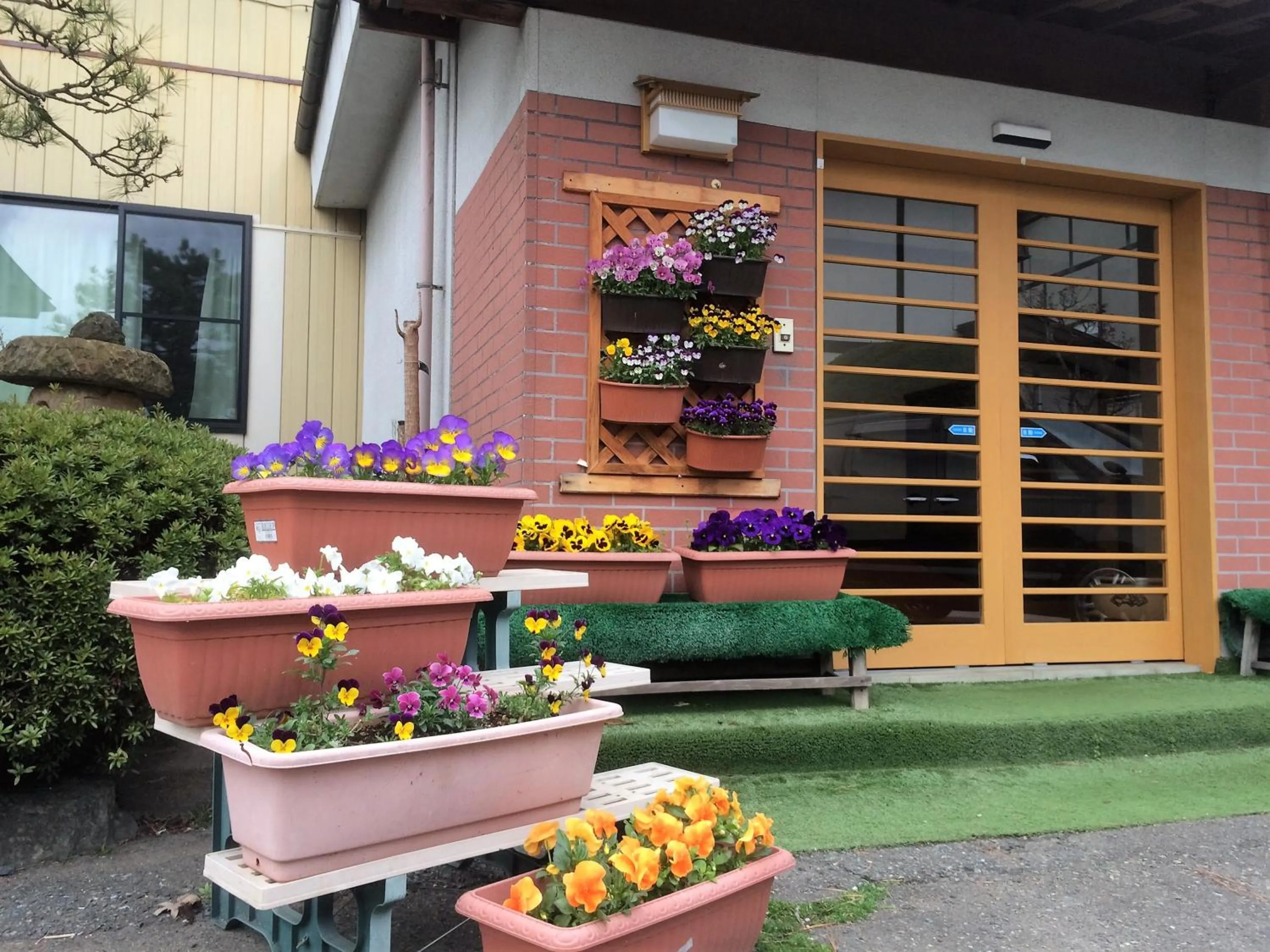 Facade/entrance in Iris Yu