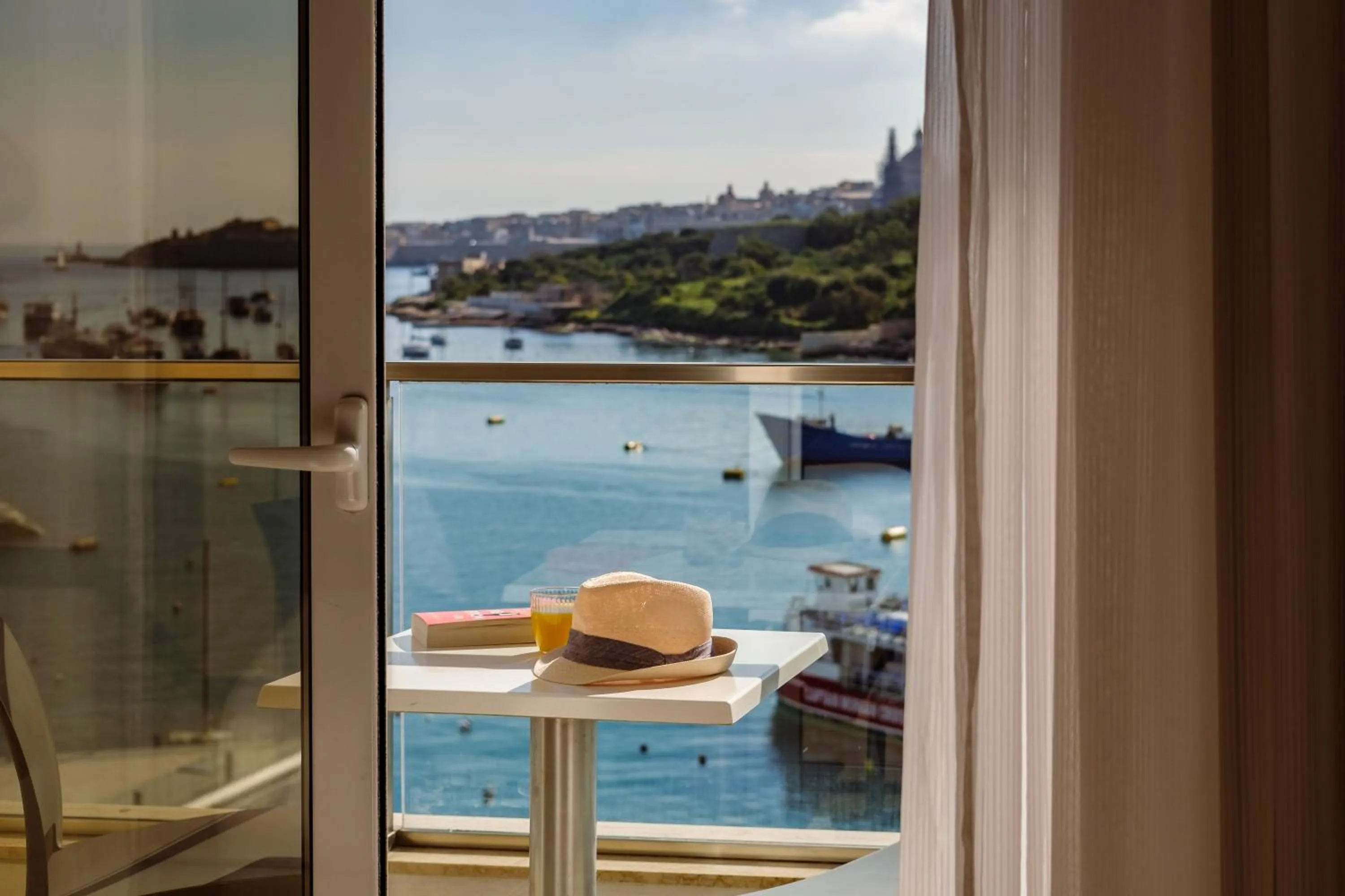 Balcony/Terrace in 115 The Strand Hotel by NEU Collective